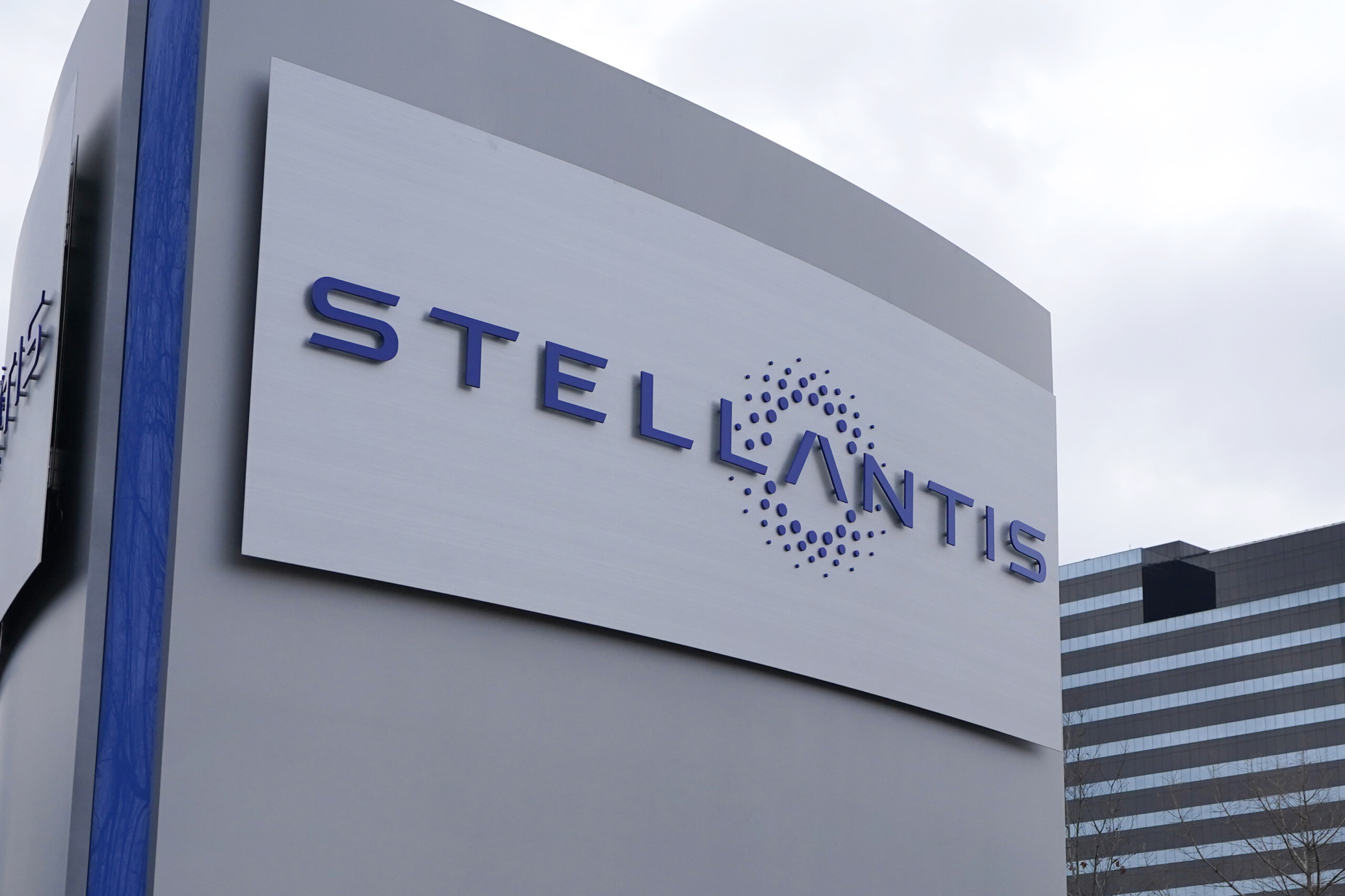 stellantis premiers effets des droits de douane americains 300 millions deuros scaled