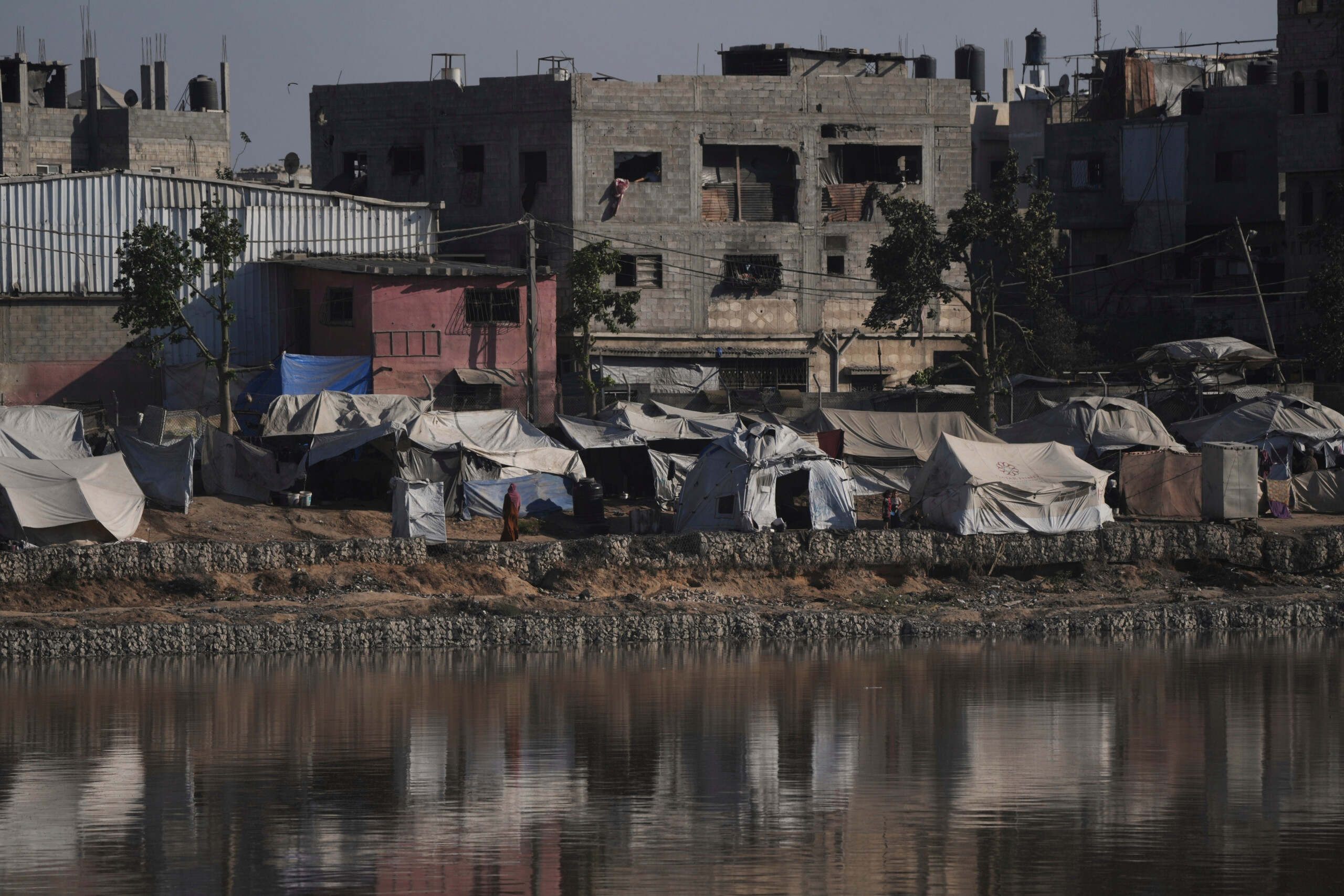 attaque nocturne contre un campement de tentes a gaza 12 morts scaled