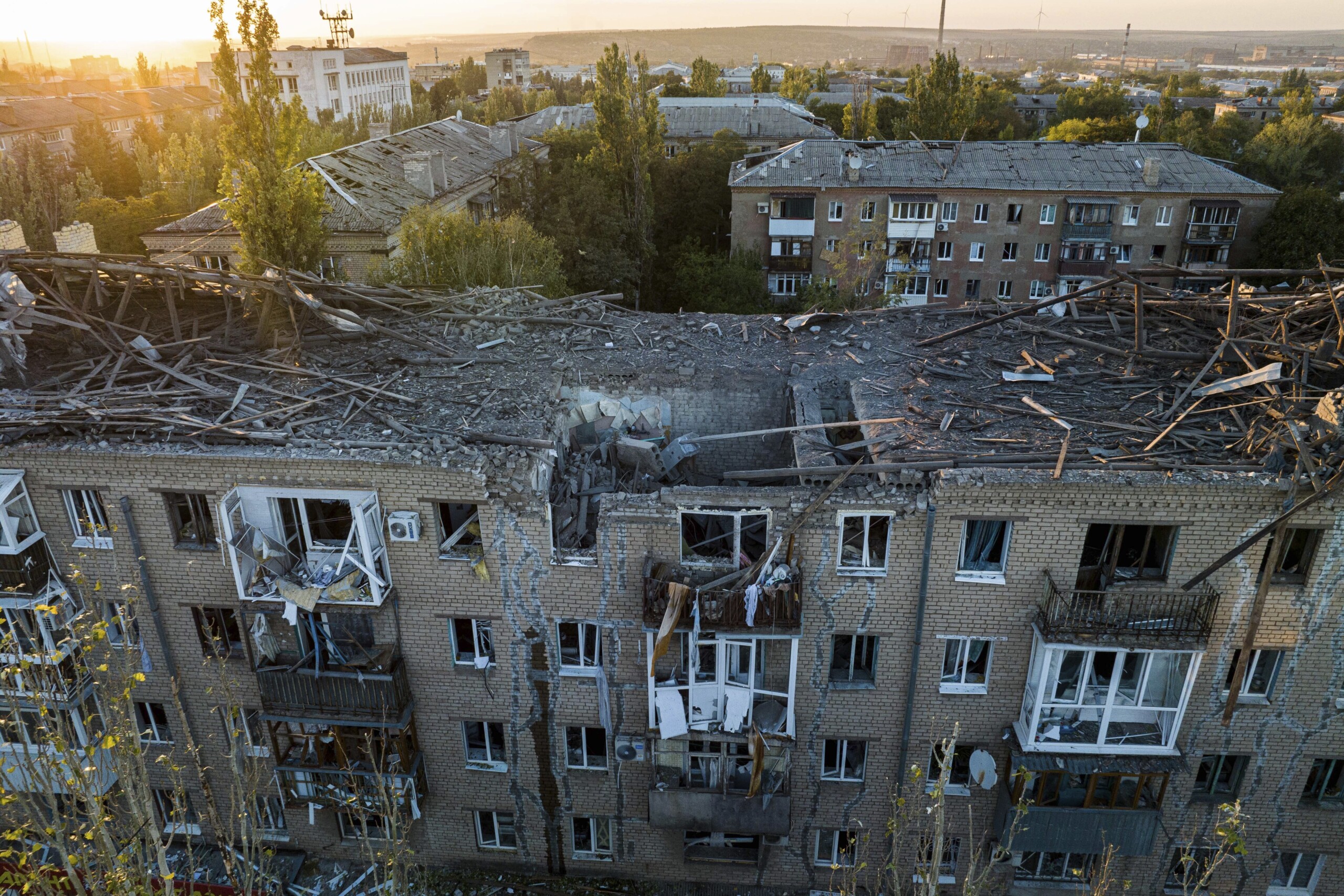 ukraine russian raid hits apartment building in kramatorsk killing a child scaled