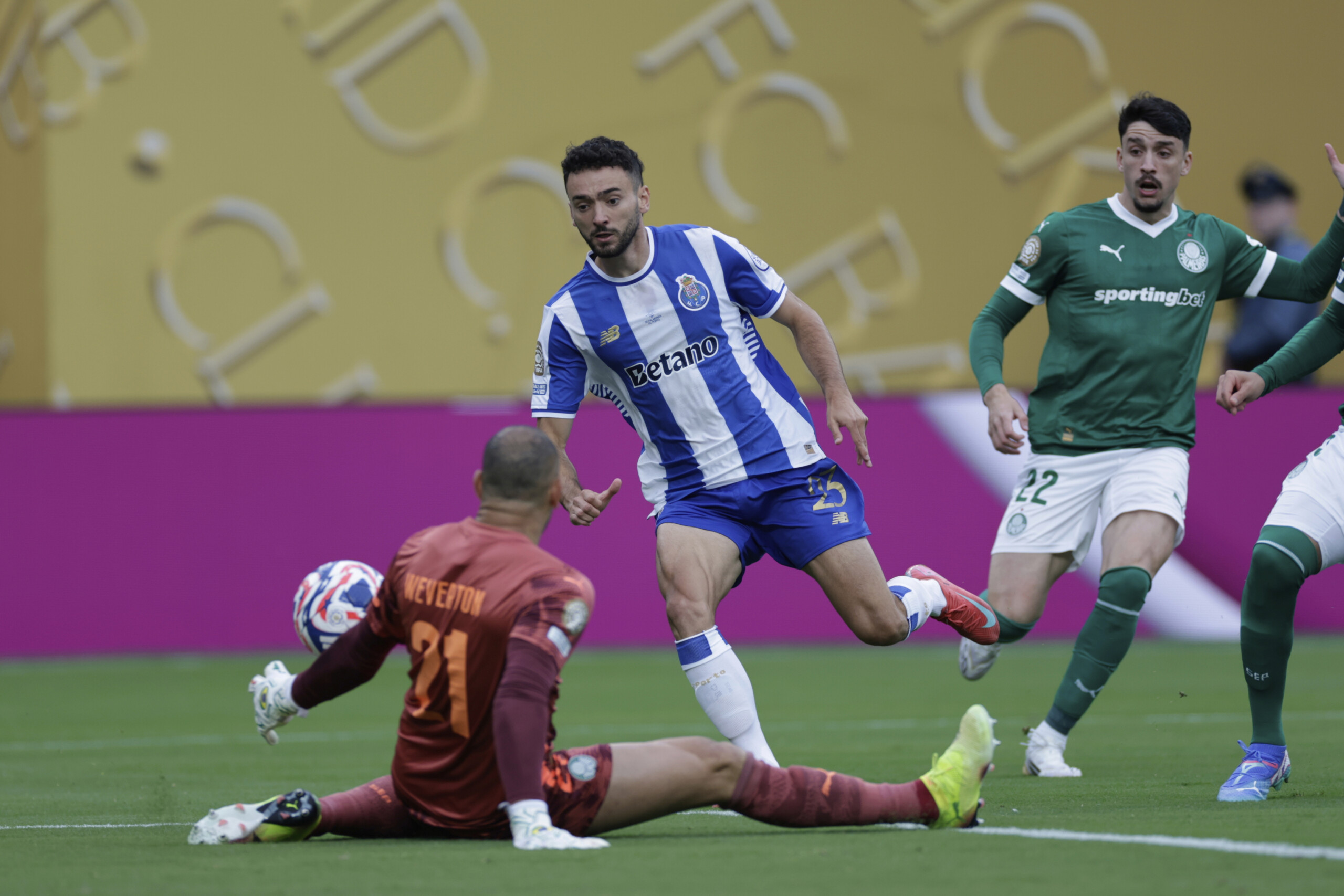 football selon les medias portugais alberto costa et joao mario auraient ete echanges entre la juve et porto scaled