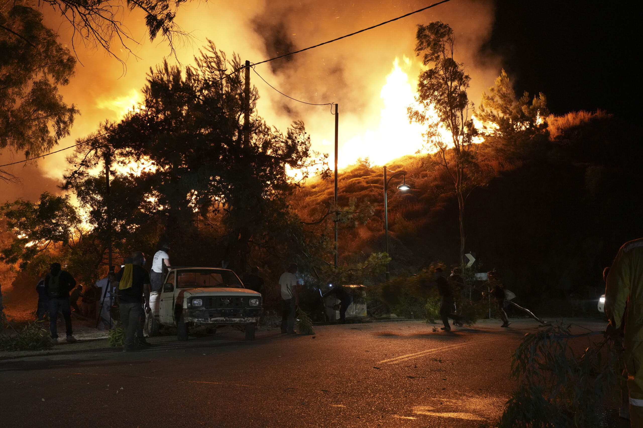 grece incendie dans une pinede pres de corinthe des villages evacues scaled