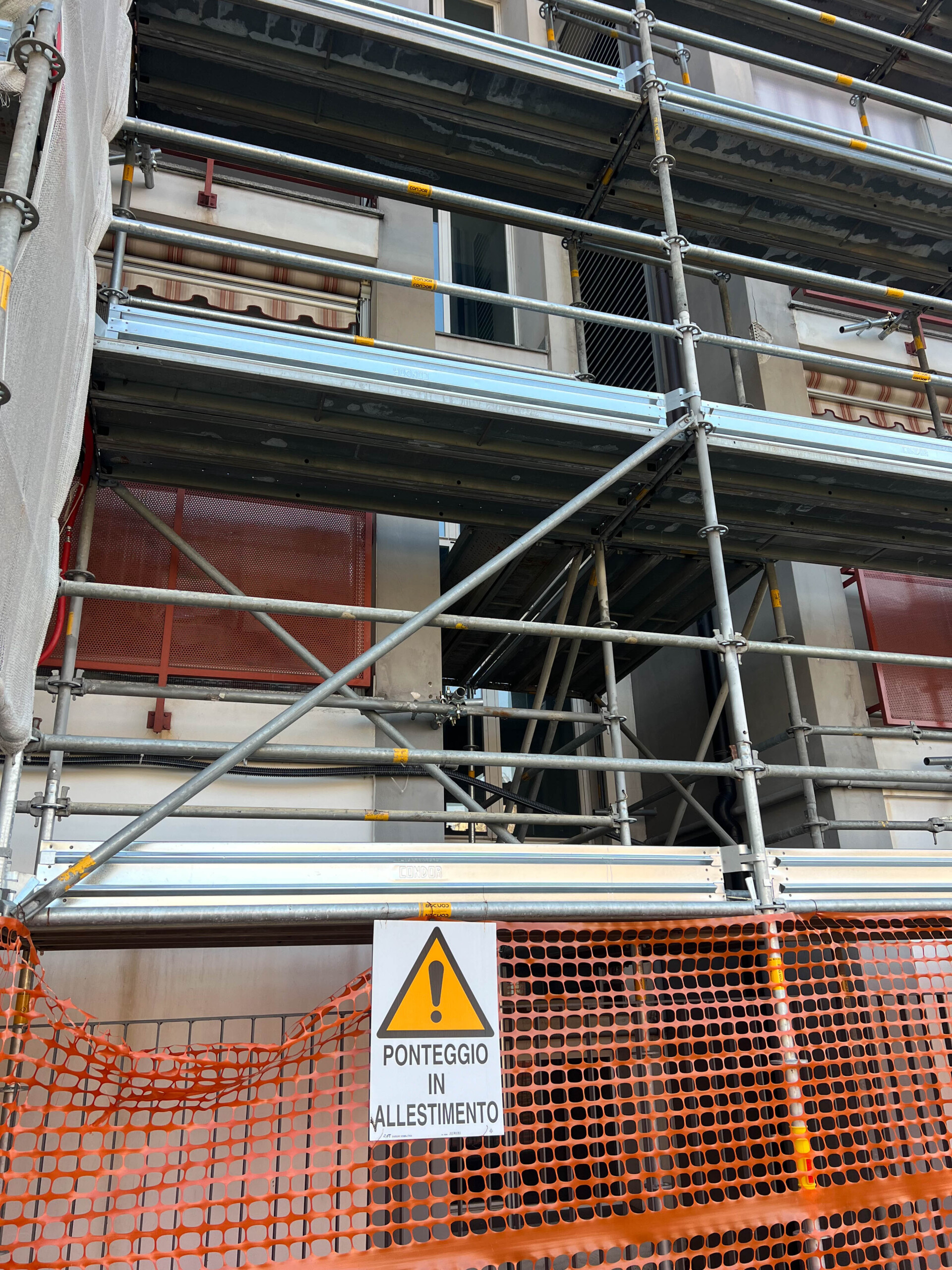 accidents du travail trois ouvriers tombent dun echafaudage a naples scaled