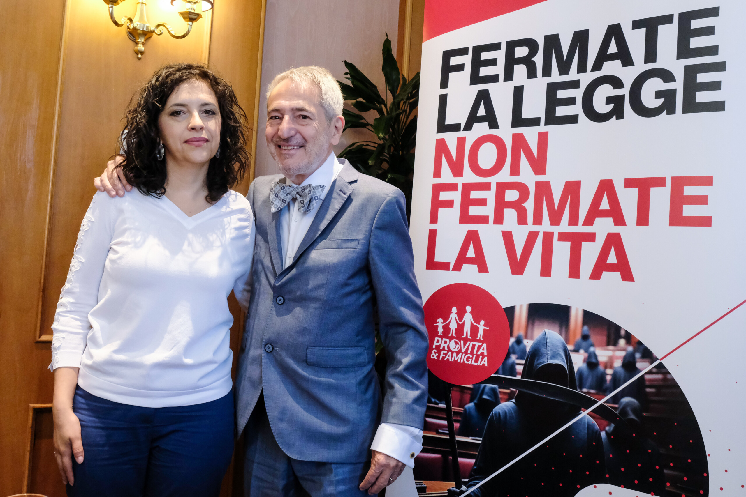 fin de vie cour constitutionnelle irrecevable lintervention de tiers pour administrer le medicament scaled