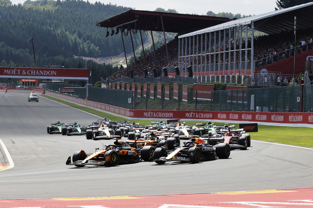 f1 grand prix de belgique drapeau rouge pour cause de pluie depart suspendu