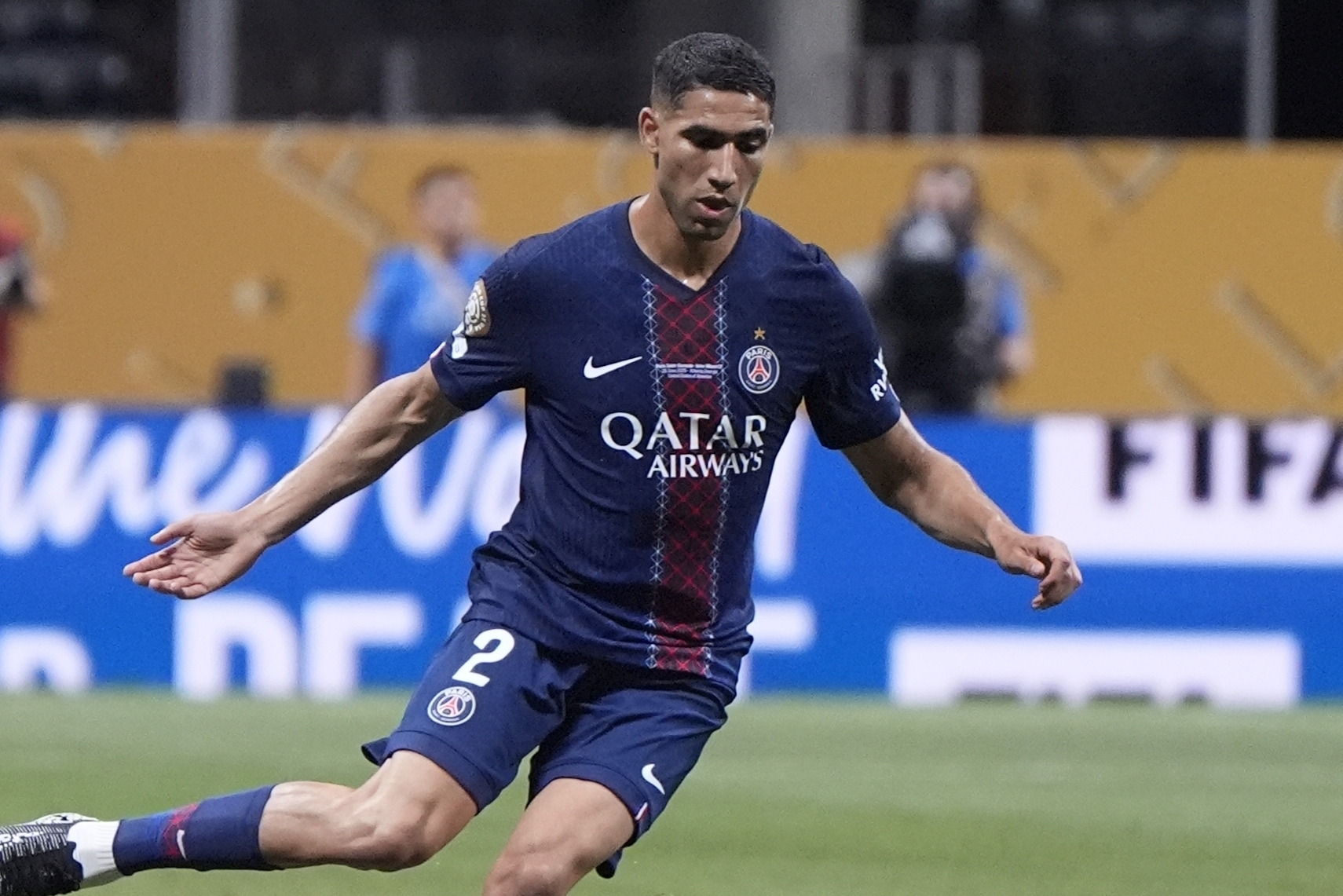 football le parquet demande le renvoi en jugement de hakimi pour viol