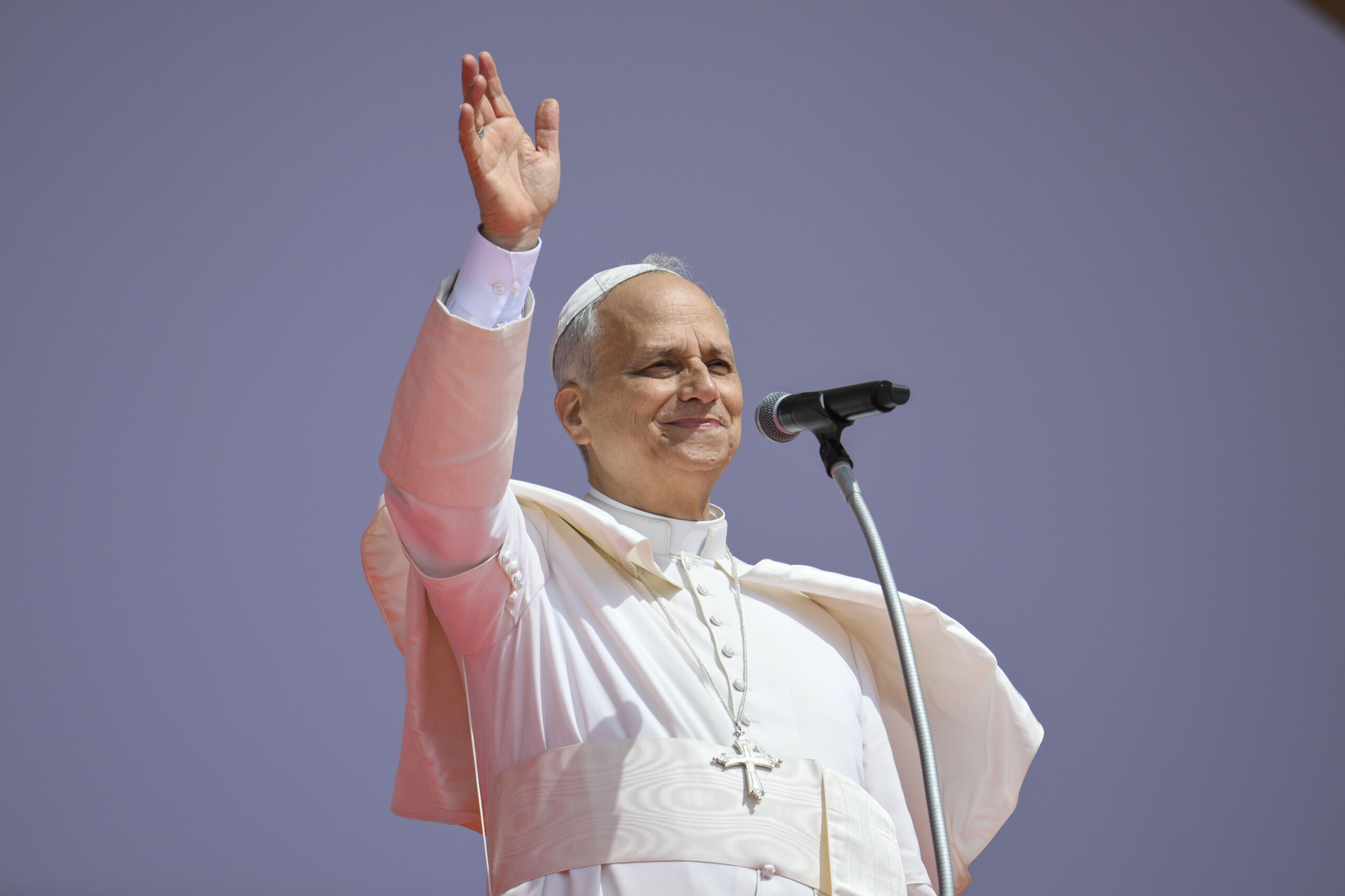jubile le pape leon xiv rend visite a un pelerin hospitalise au bambin gesu scaled