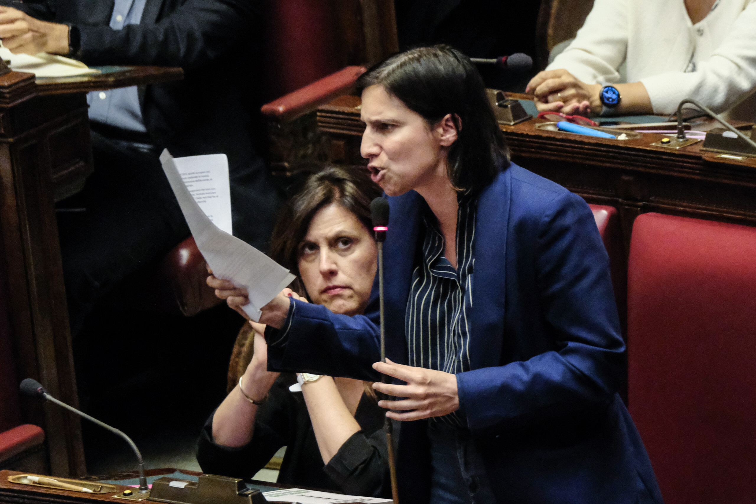 affaire almasri schlein meloni doit expliquer sa responsabilite politique devant lassemblee scaled