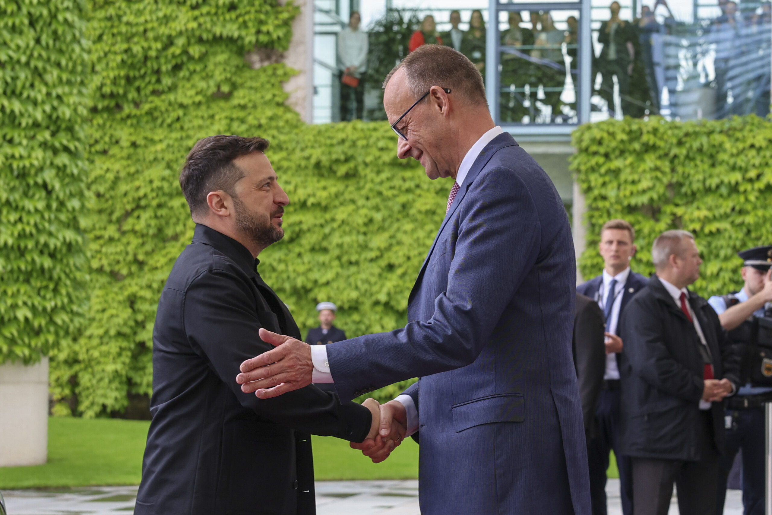 ukraine zelensky sentretient avec merz leurope doit participer au processus de paix scaled