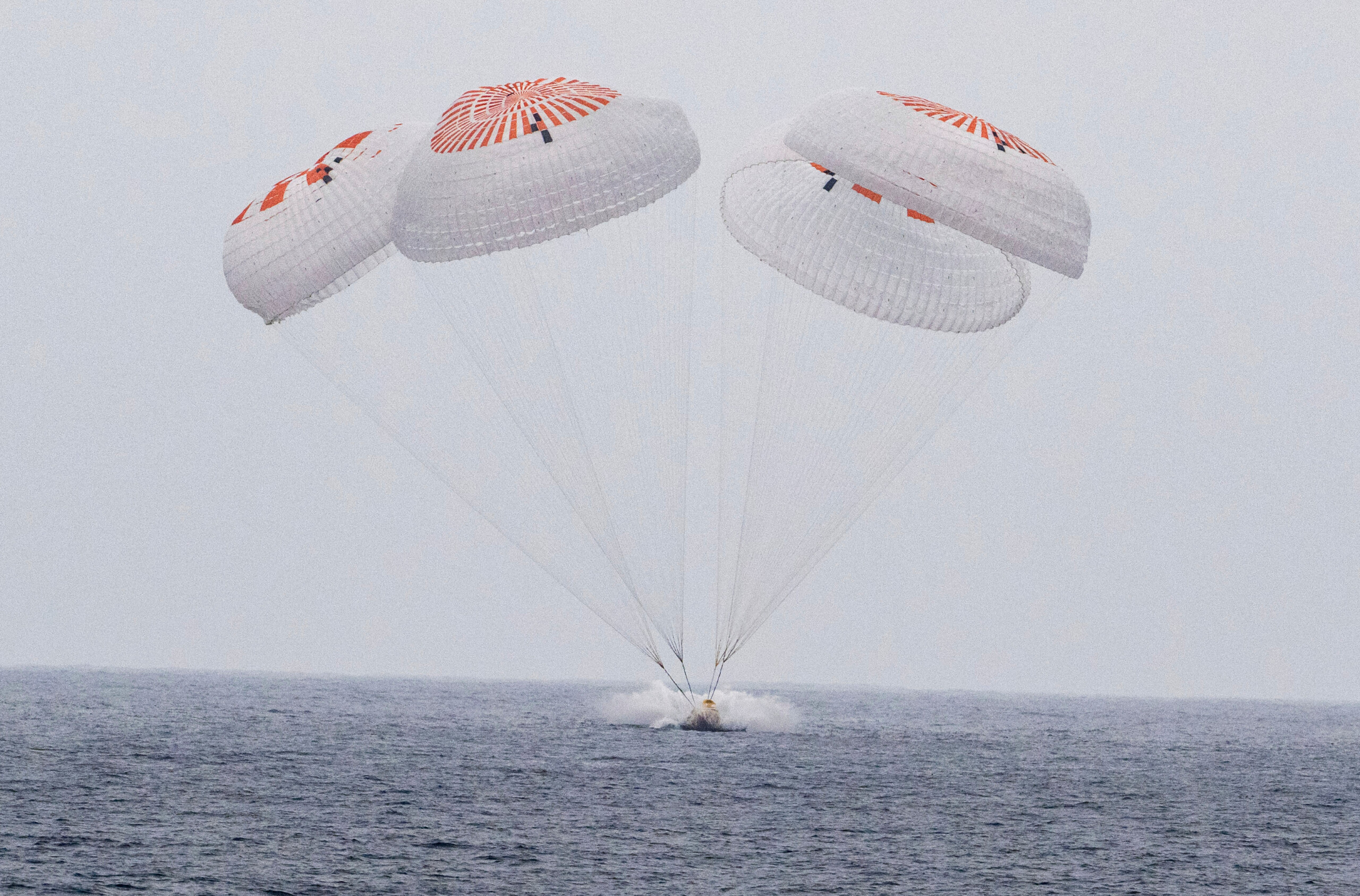 espace le vaisseau spatial spacex amerrit dans le pacifique les astronautes sont de retour sur terre apres 5 mois scaled