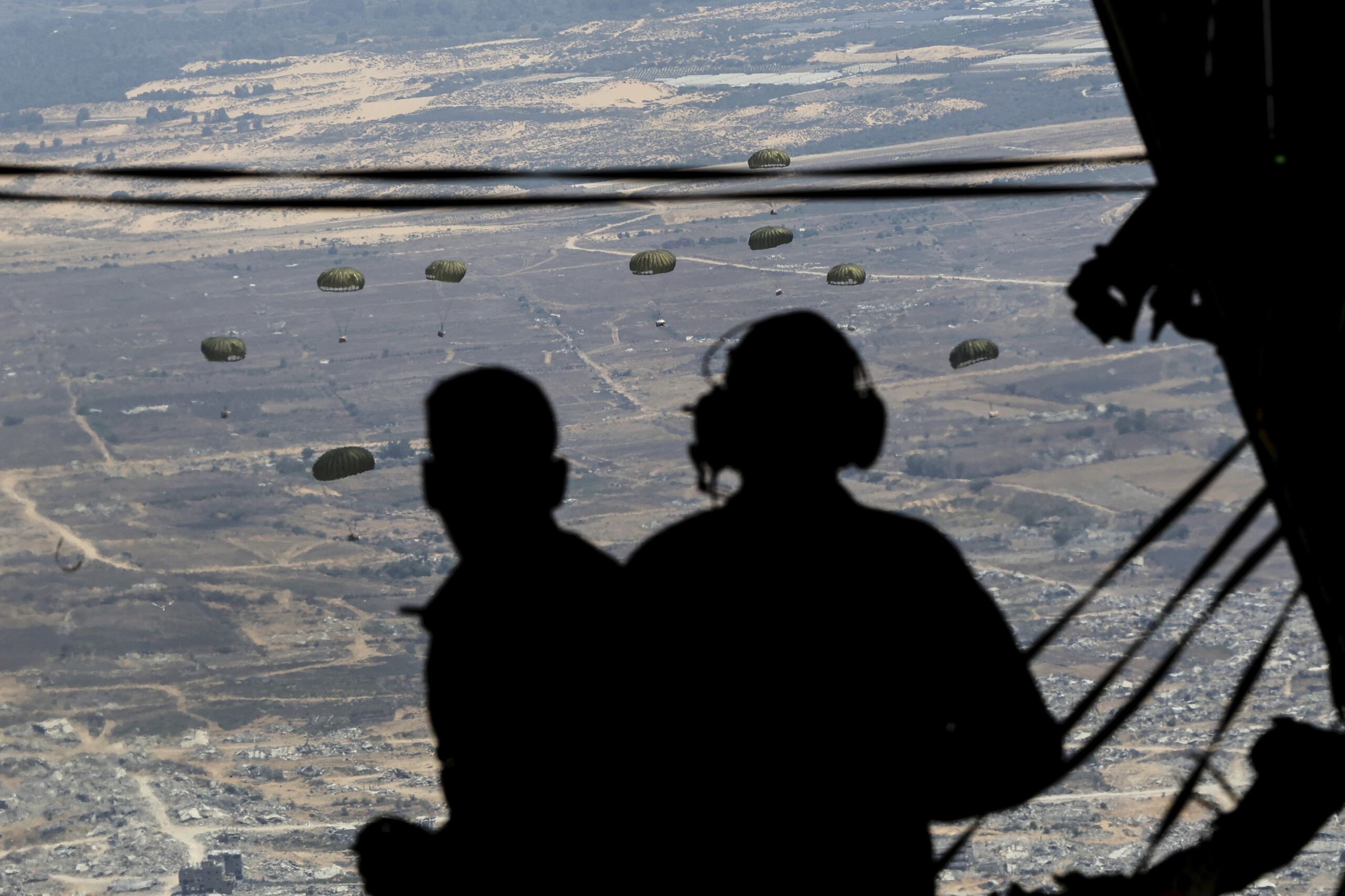 moyen orient premiers secours italiens parachutes a gaza scaled
