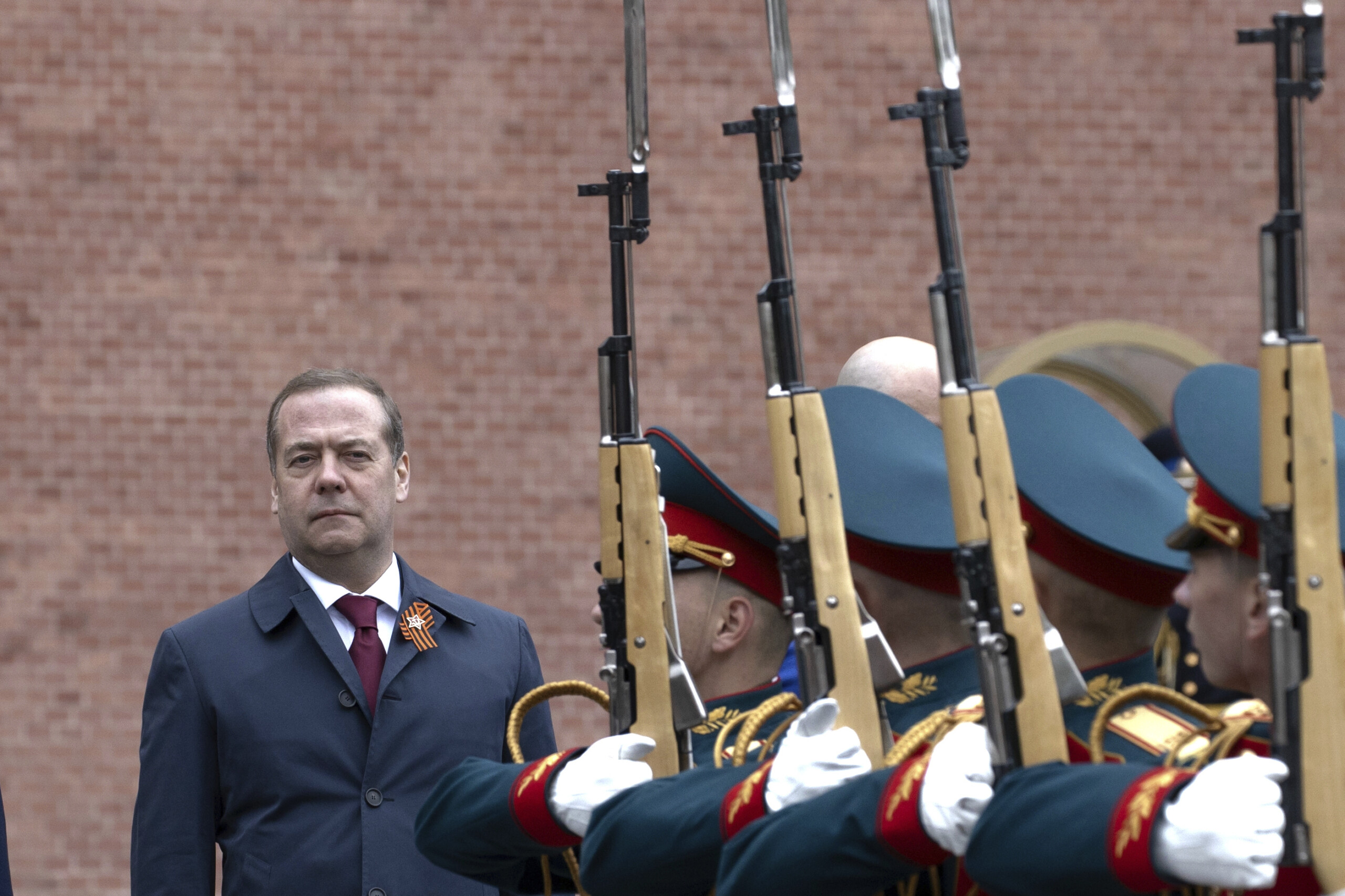 ukraine medvedev les imbeciles europeens tentent dentraver les efforts americains en faveur de la paix scaled