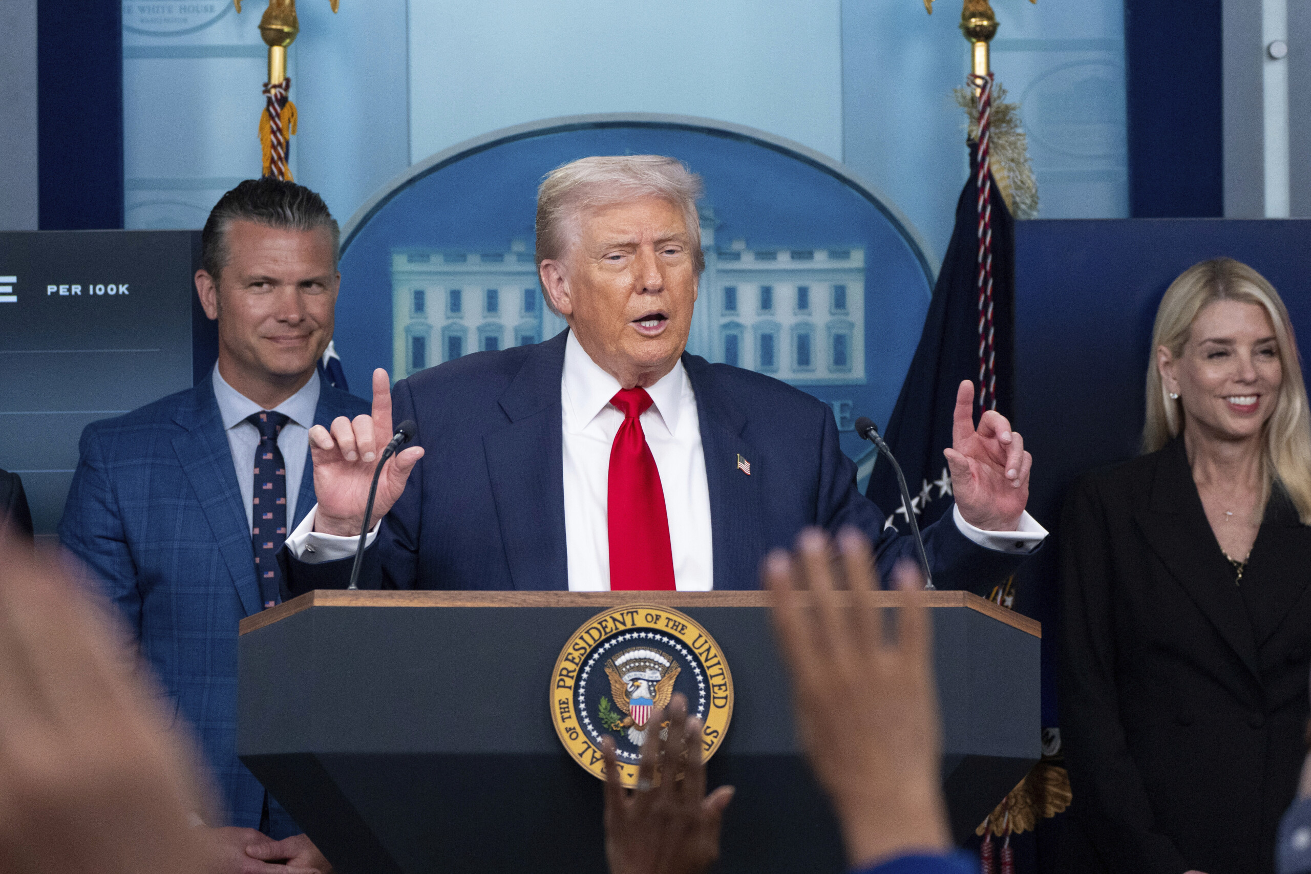fed trump powell doit baisser les taux jenvisage dintenter une action en justice contre lui scaled