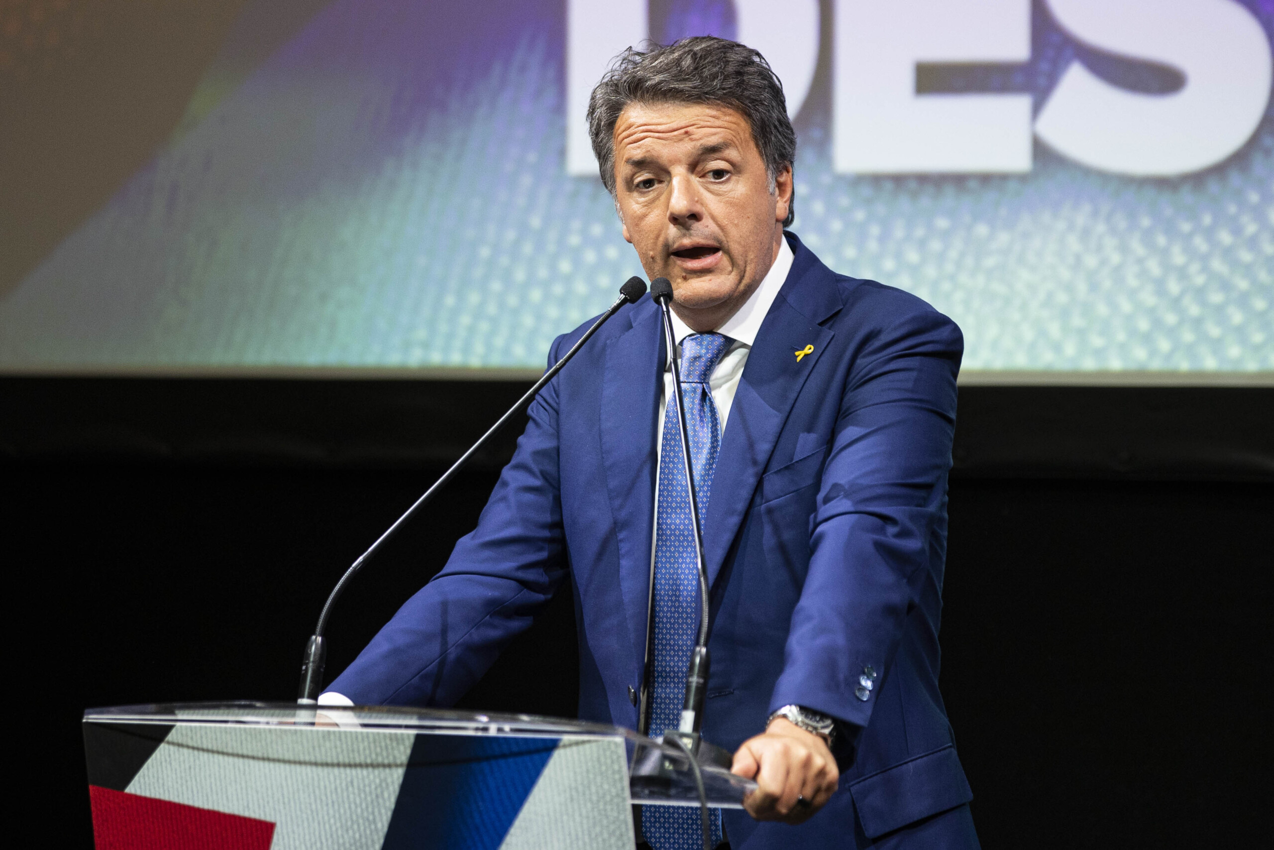 migrants renzi meloni est un charognard il ne combat pas les trafiquants mais les renvoie chez eux scaled