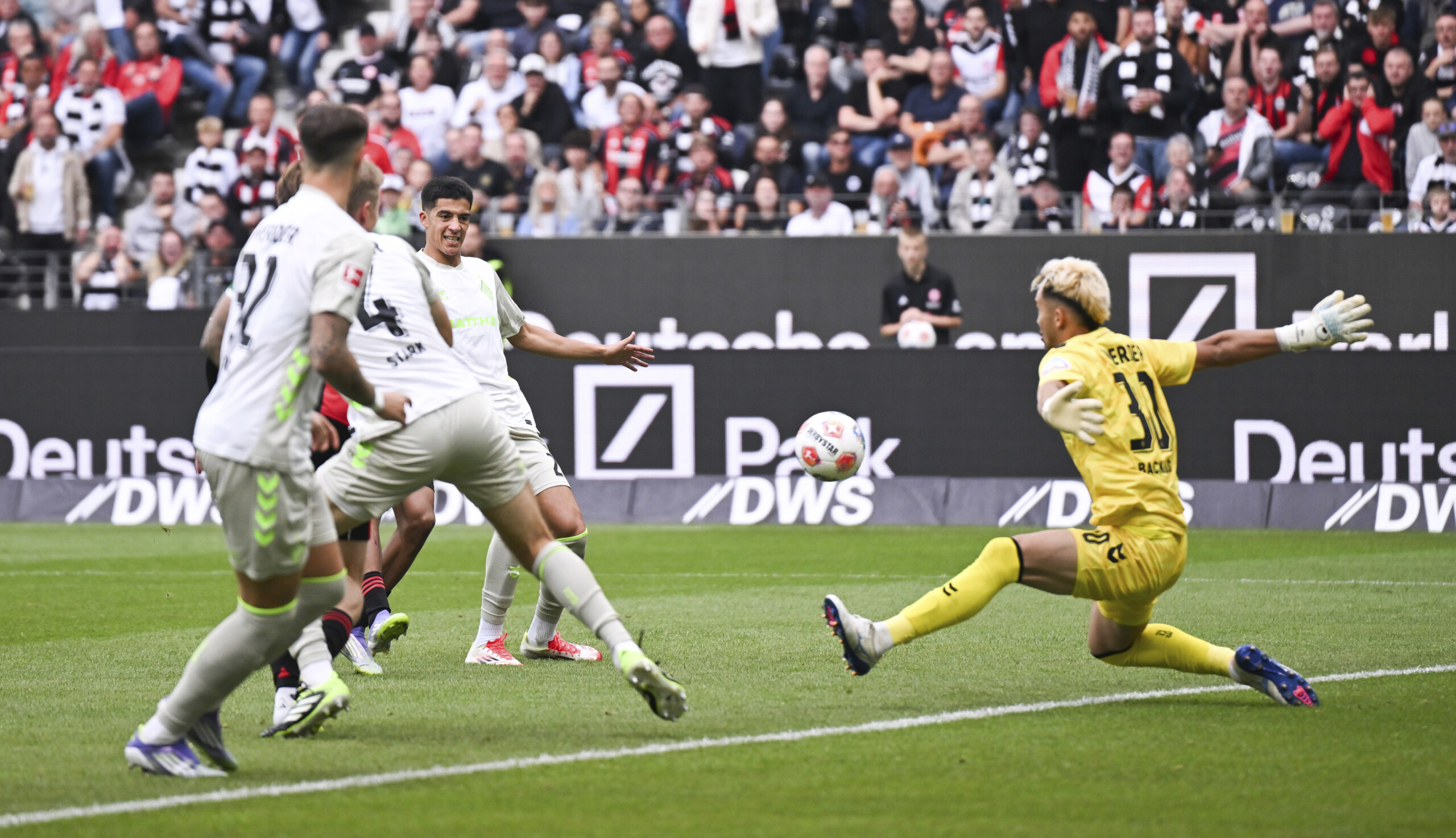 football bundesliga quadruple de francfort a breme victoires de wolfsburg et hoffenheim scaled