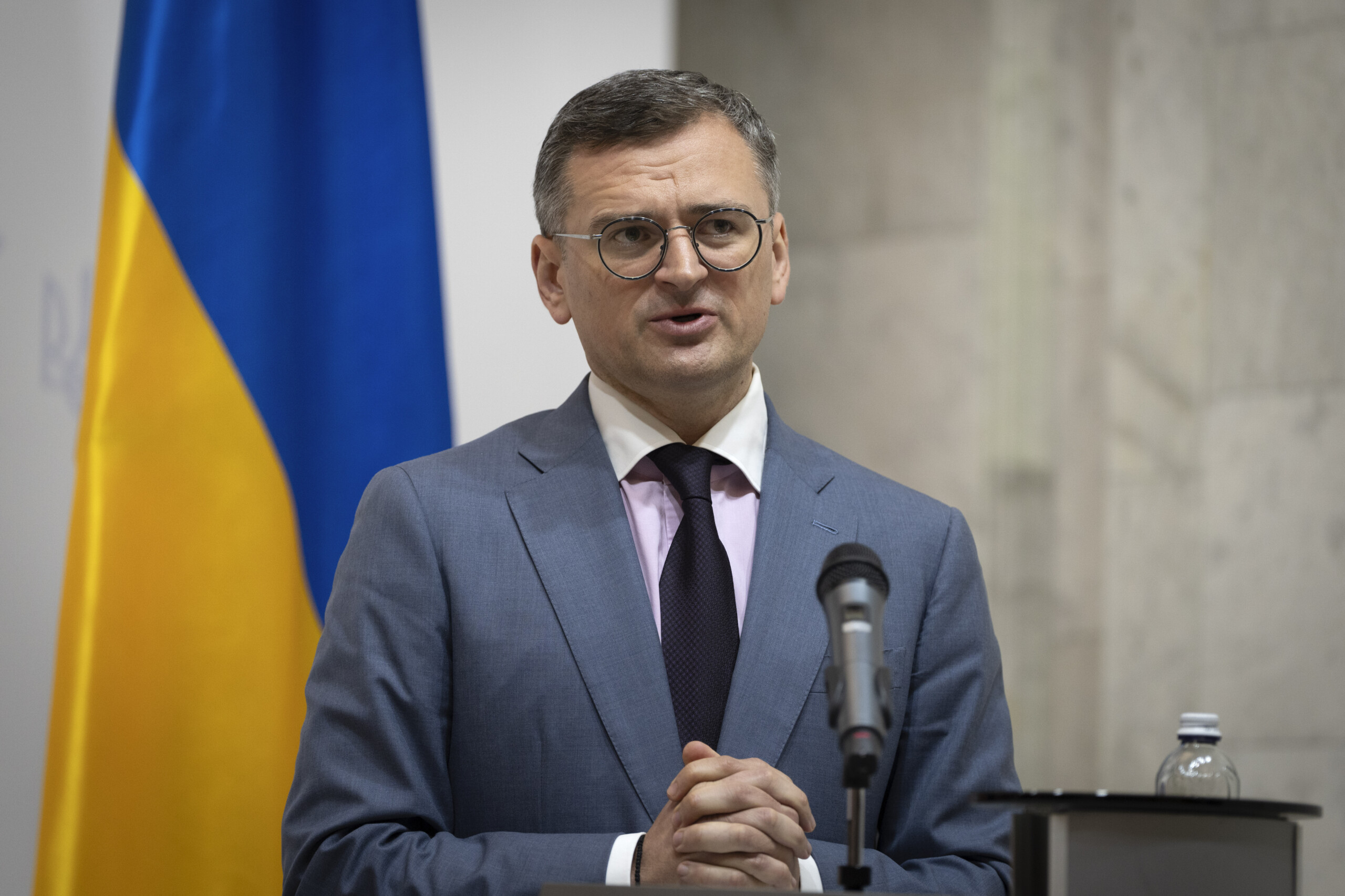 ukraine kuleba des armes et des sanctions pour amener poutine a la table des negociations scaled
