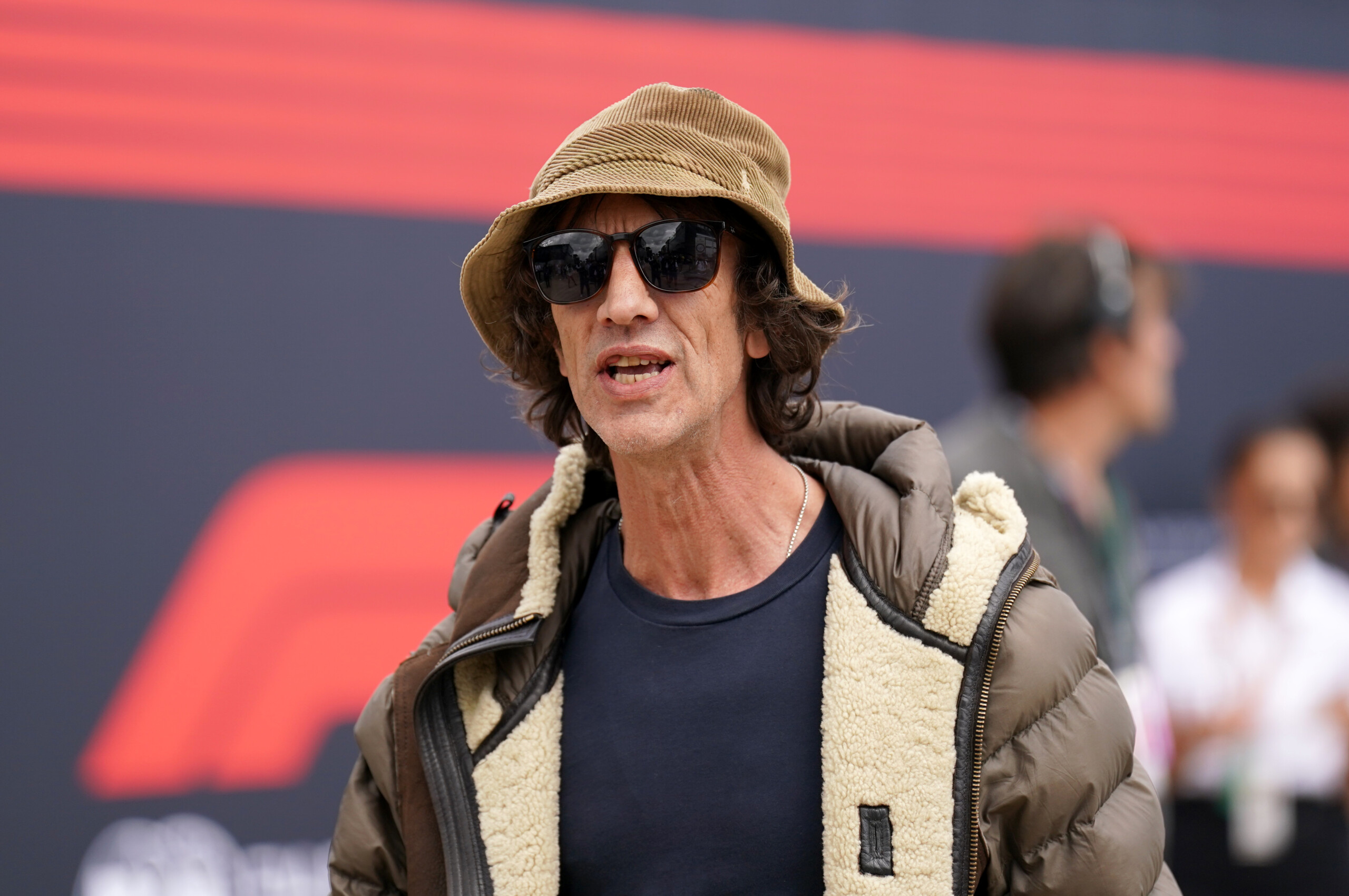 musique richard ashcroft en tournee avec oasis et son single lovin you scaled