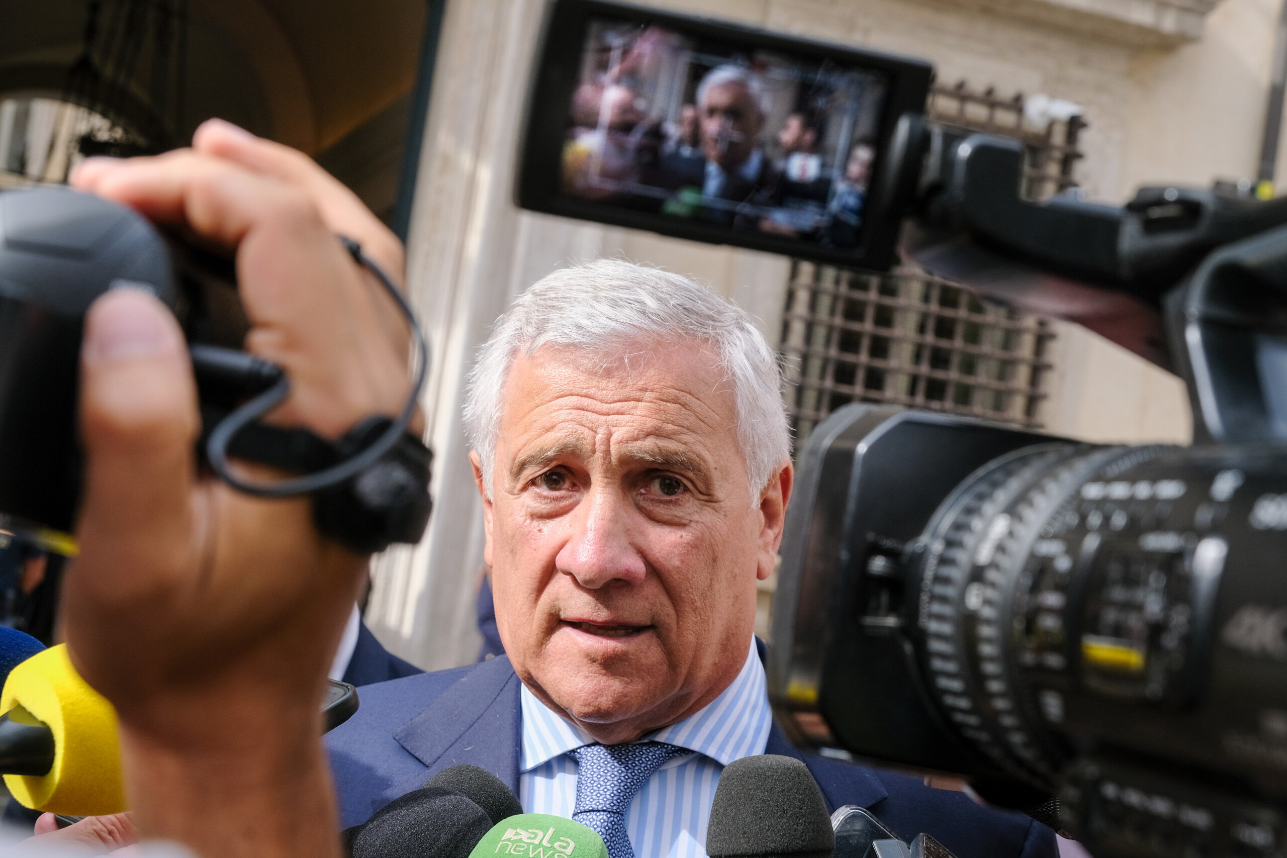 ukraine tajani il faut imposer des sanctions financieres a la russie scaled