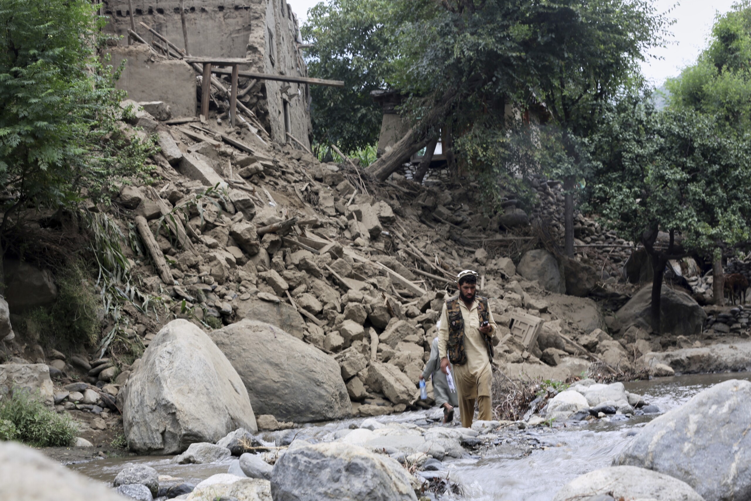 le bilan des victimes du seisme en afghanistan salourdit 900 morts et 3 000 blesses scaled