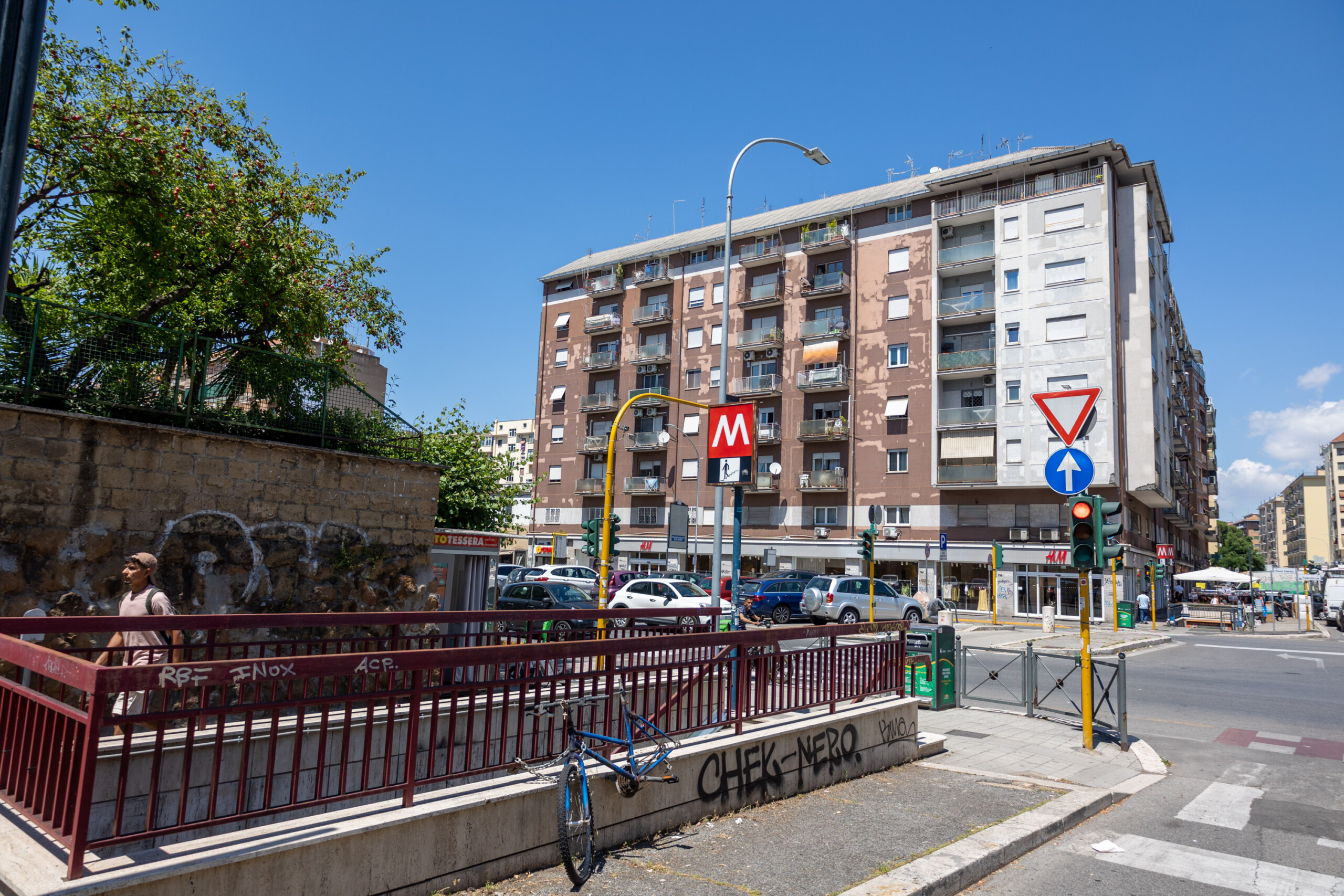 rome un homme meurt sous un wagon du metro b la police enquete scaled