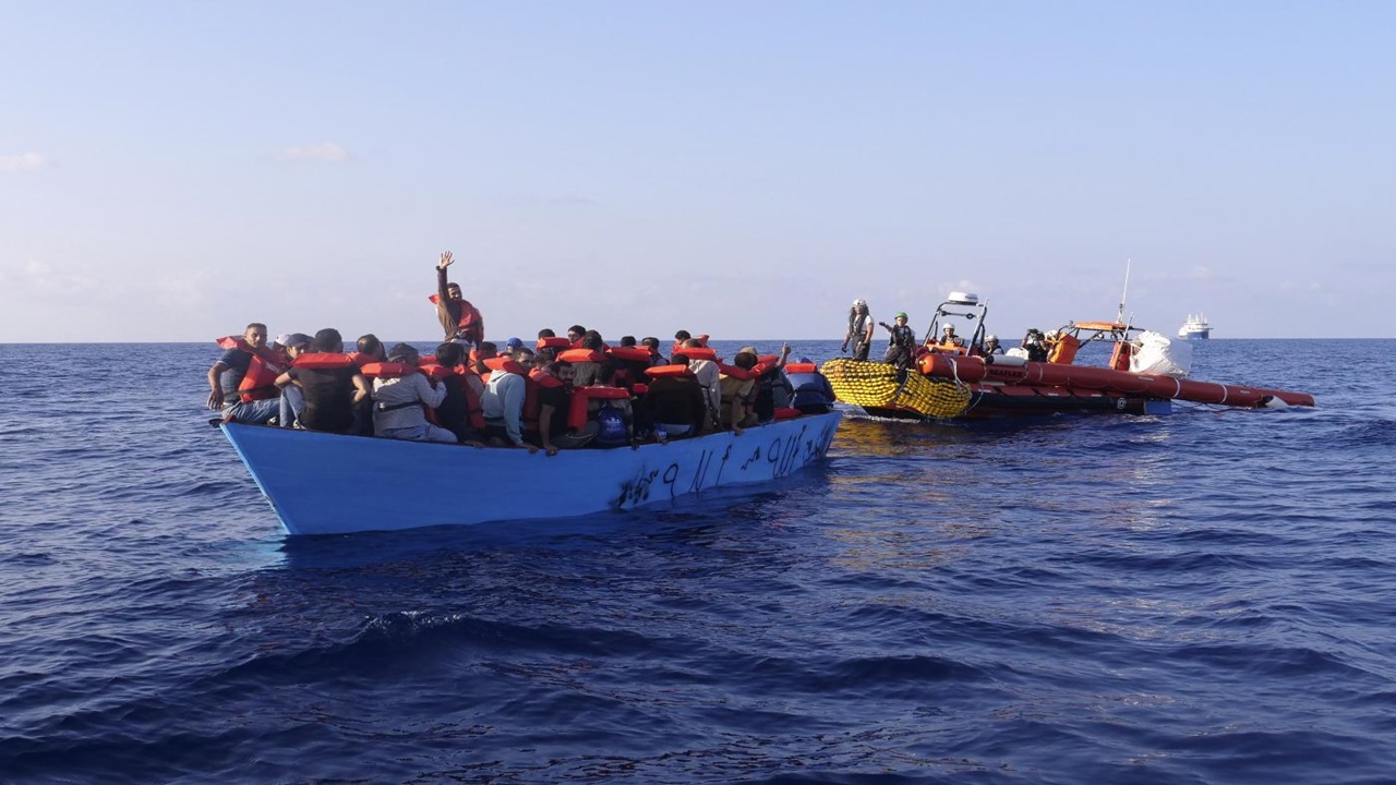 migrants open arms 51 personnes secourues sur un canot pneumatique au large de la libye