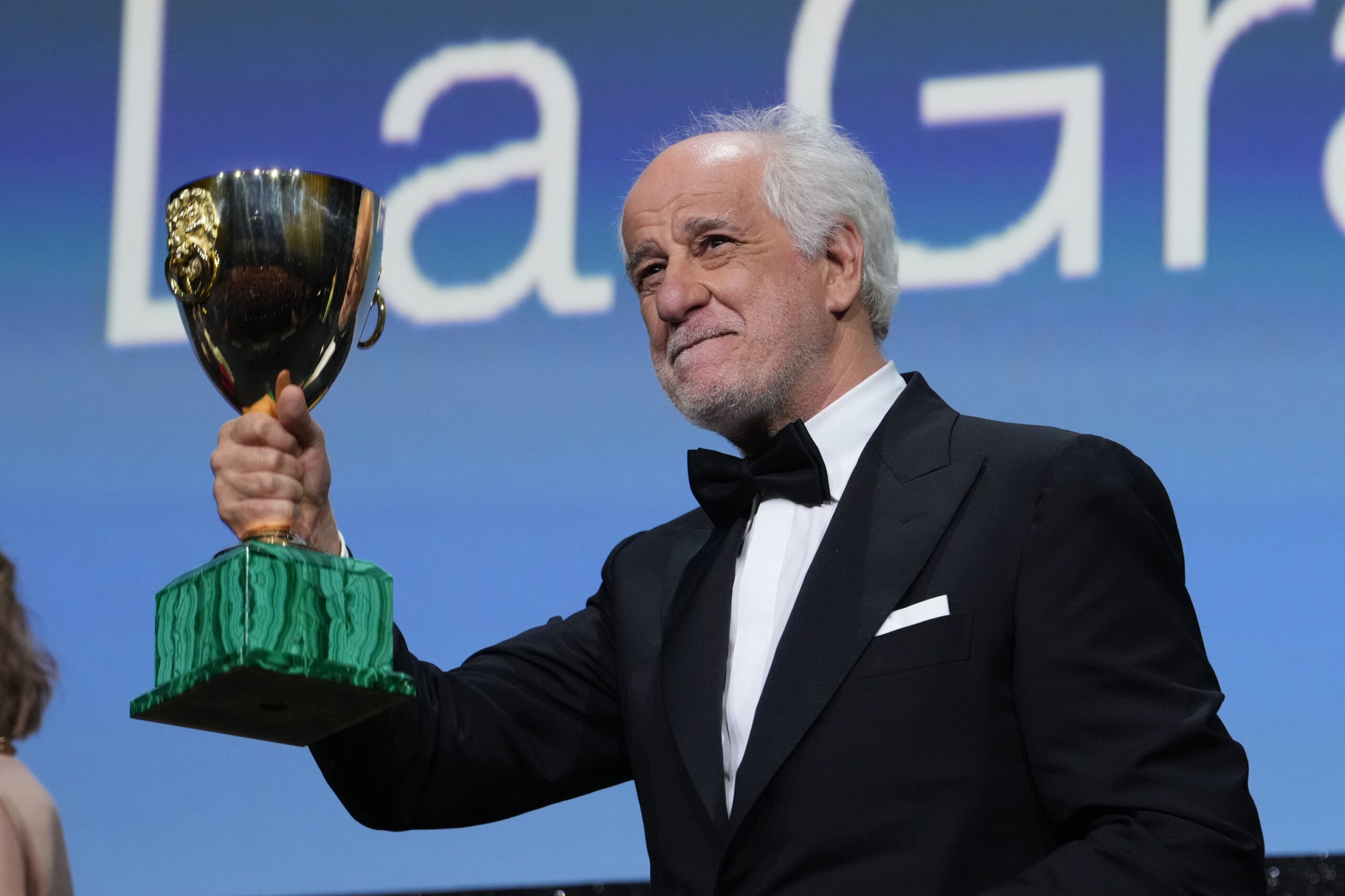 venise 82 toni servillo remporte la coupe volpi du meilleur acteur scaled