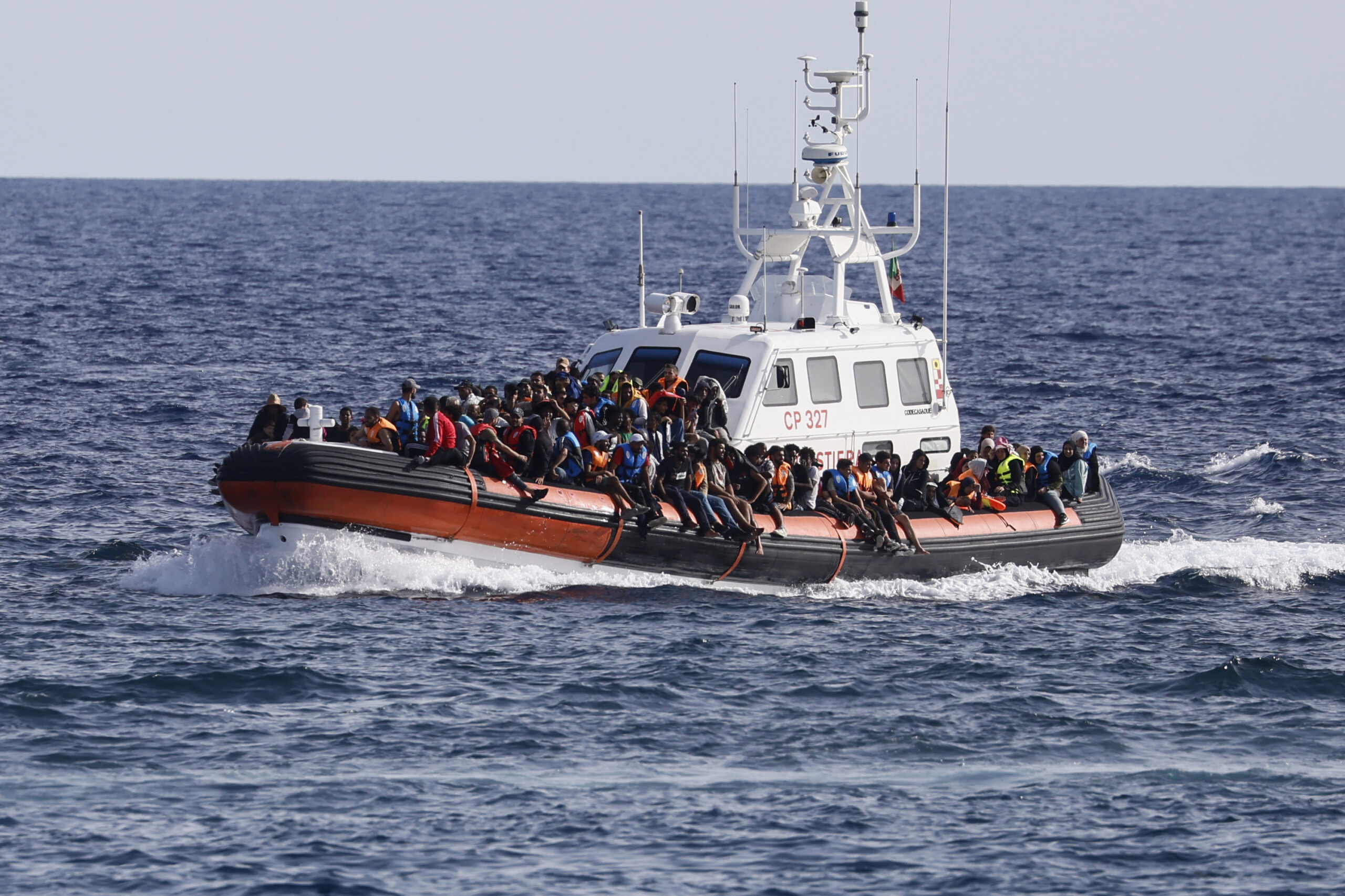 migrants 60 debarquent cette nuit a lampedusa 2 corps egalement a bord scaled