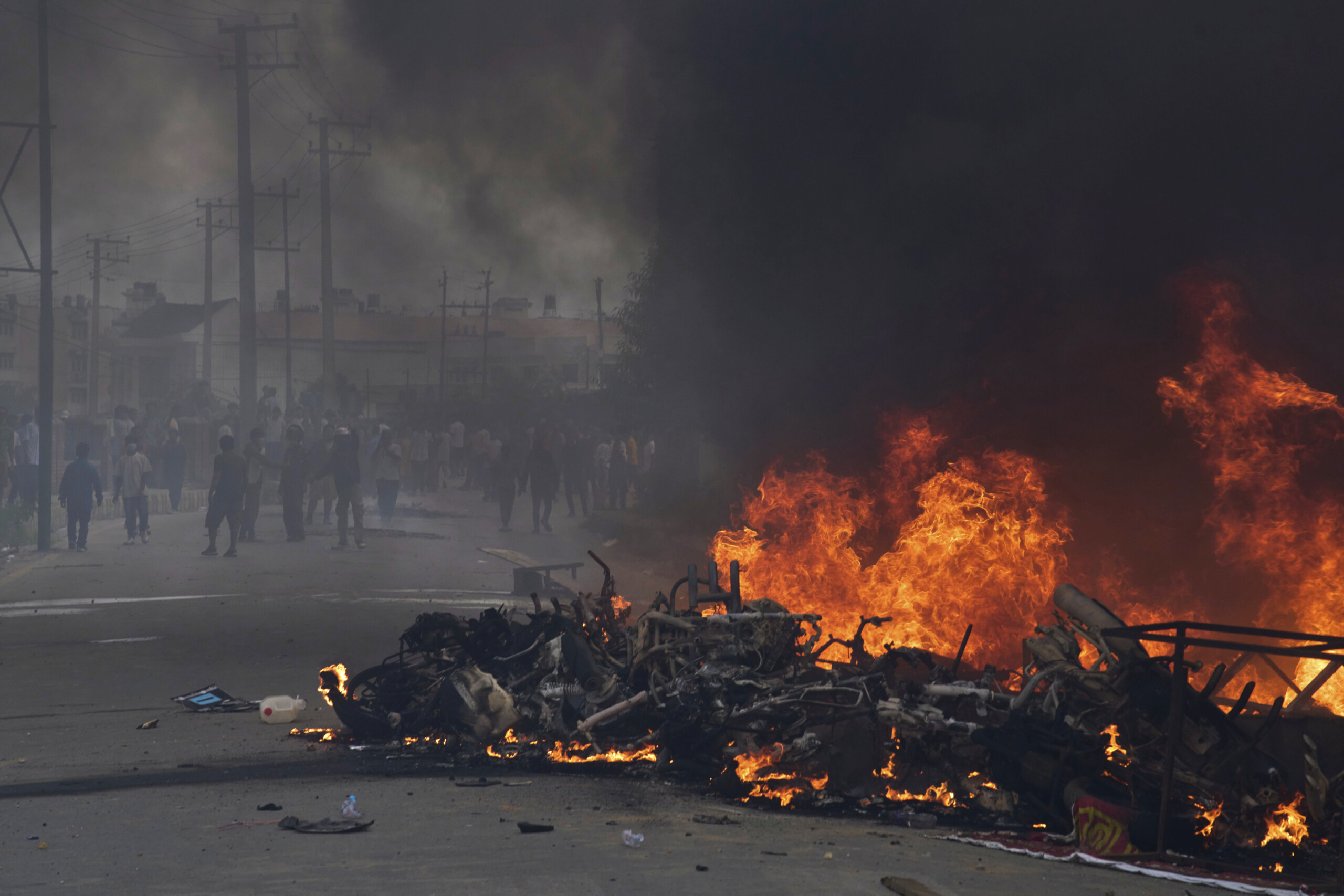 nepal des manifestants incendient le batiment du parlement scaled