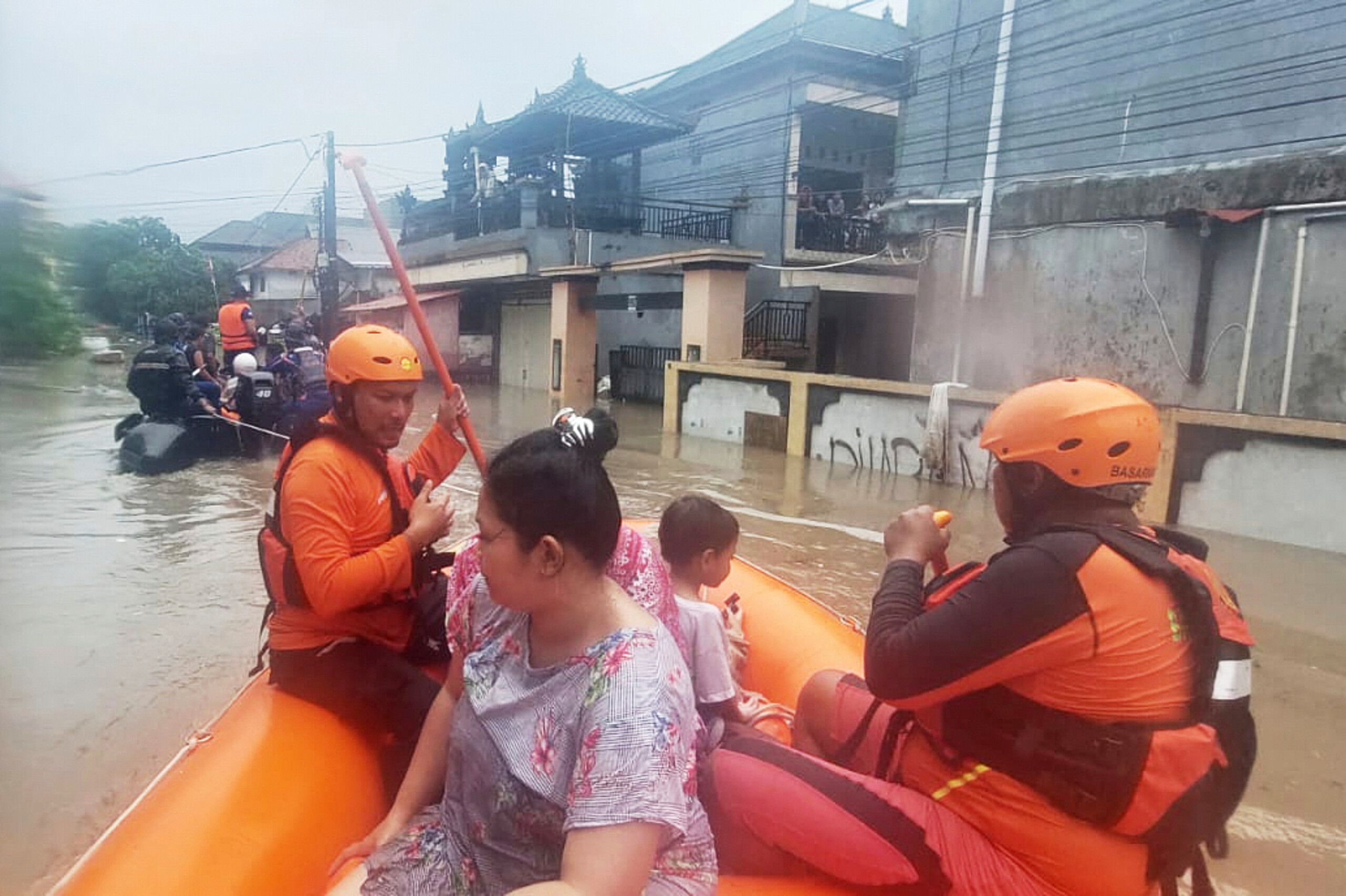 indonesie des pluies torrentielles provoquent des inondations et des glissements de terrain faisant 20 morts scaled