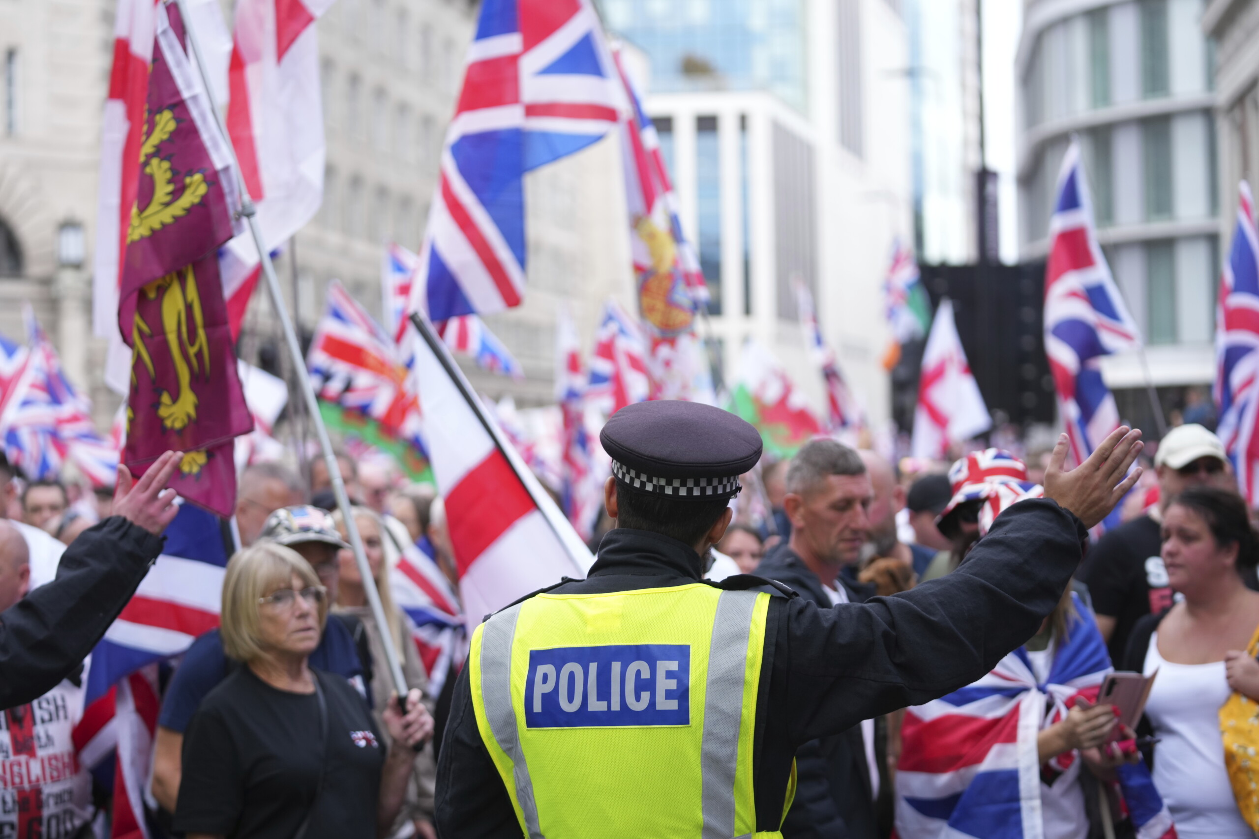 royaume uni la police attaquee par des manifestants a londres scaled