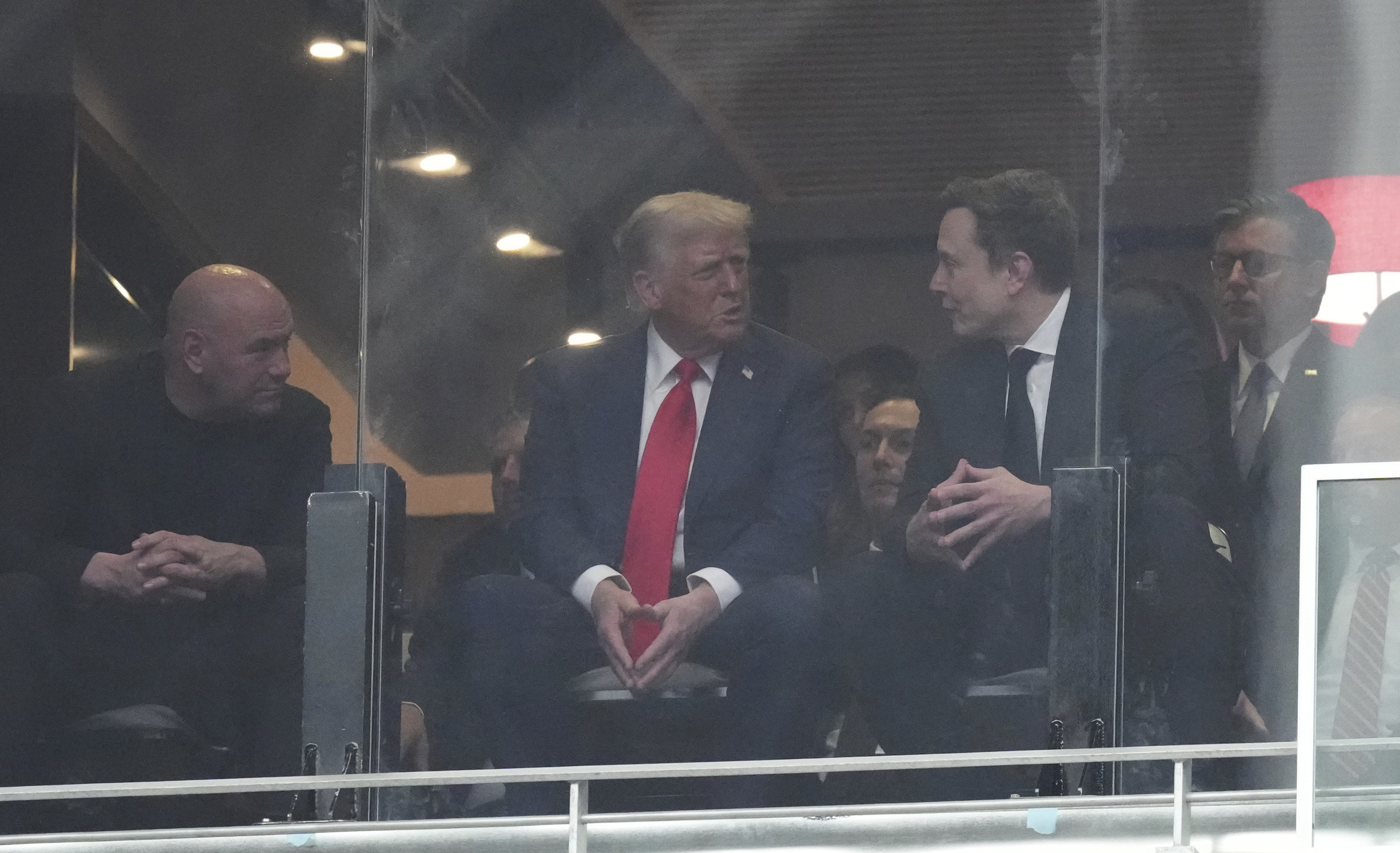etats unis trump a musk lors dune rencontre aux funerailles de charlie kirk tu mas manque