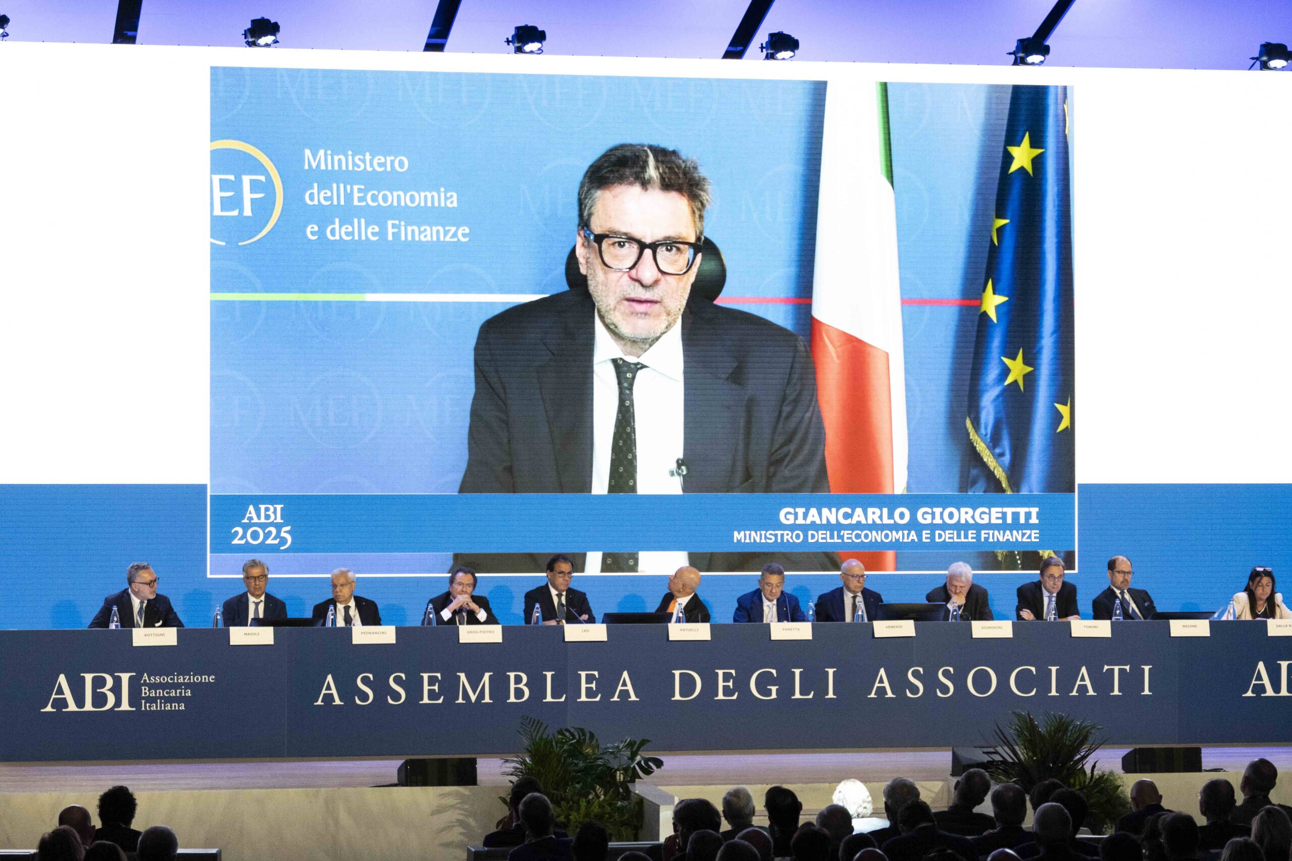 manoeuvre giorgetti une contribution absolument necessaire de la part des banques scaled
