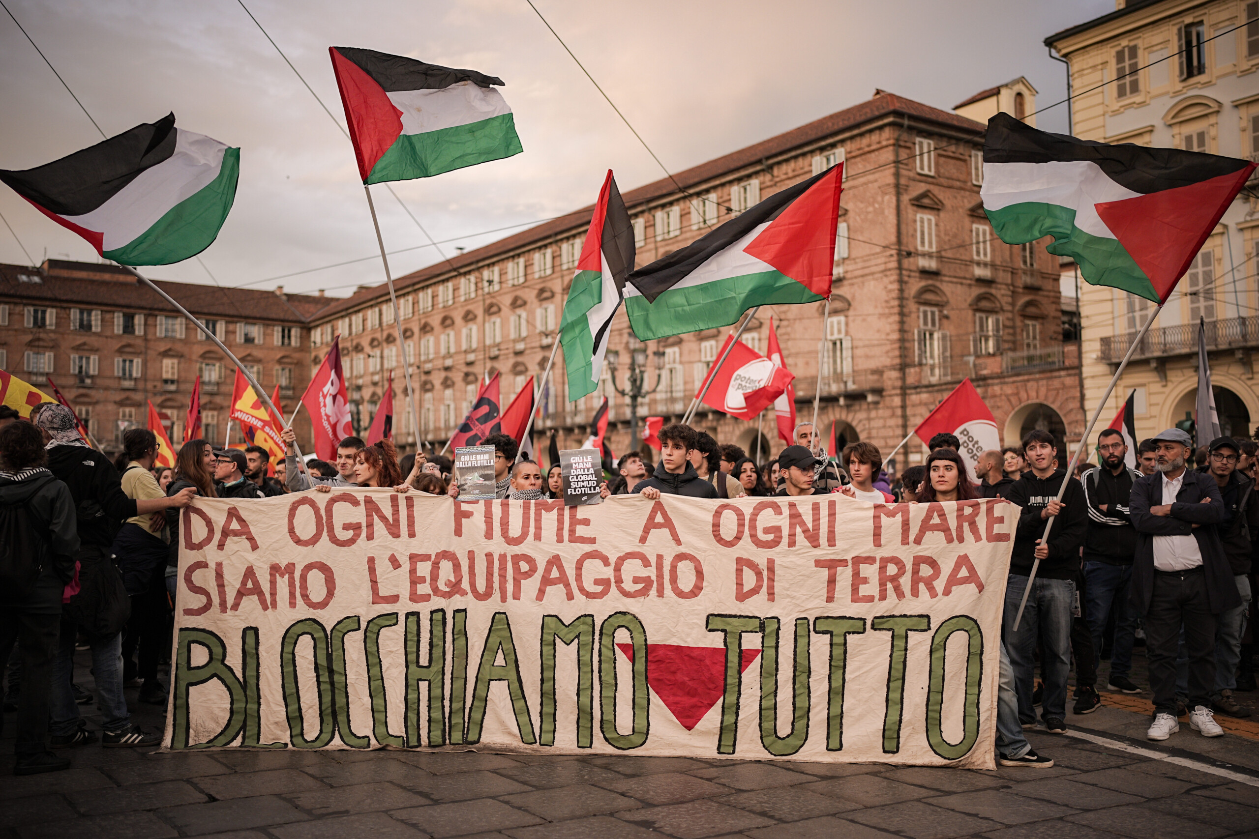 flottille des centaines de personnes se rassemblent a turin scaled