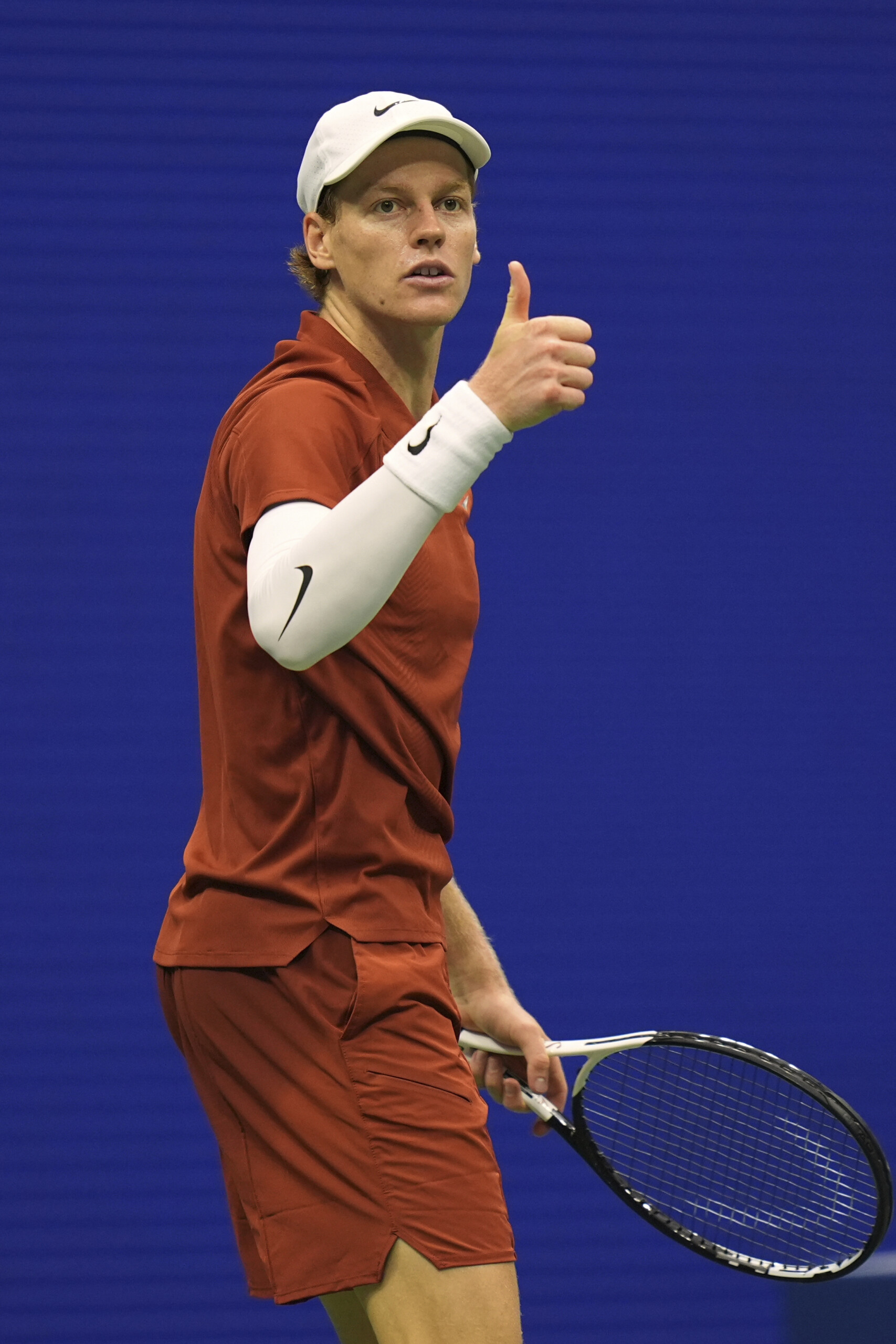 tennis sinner je suis satisfaite de ma performance je me concentre sur le service scaled