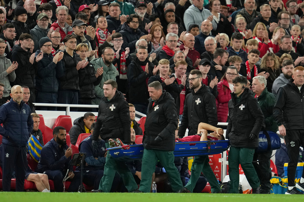 liverpool slot leoni sera absent pendant un an mais il est encore jeune