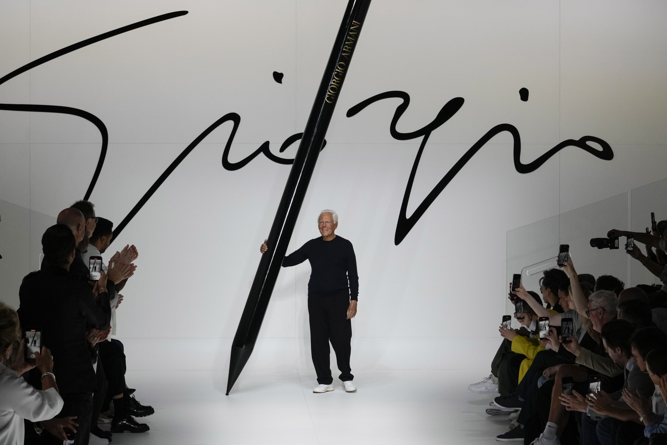 milan 14 nouveaux noms illustres au famedio parmi eux armani et toscani scaled