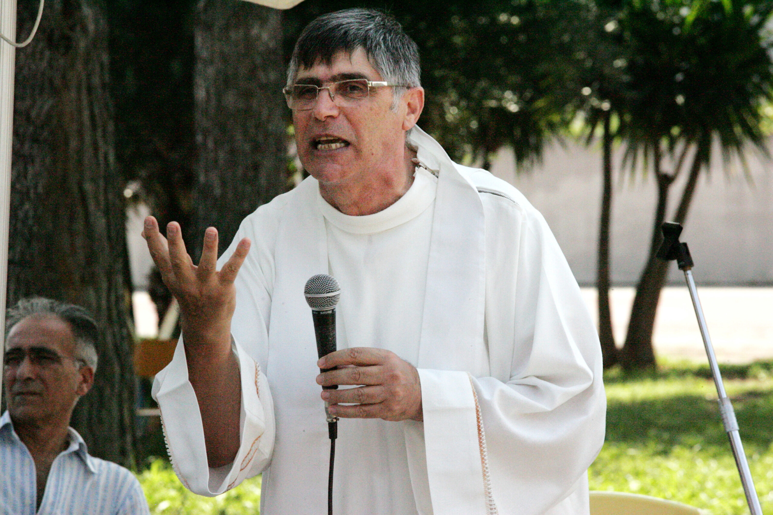caivano une balle remise a don patriciello pendant la messe un suspect arrete scaled