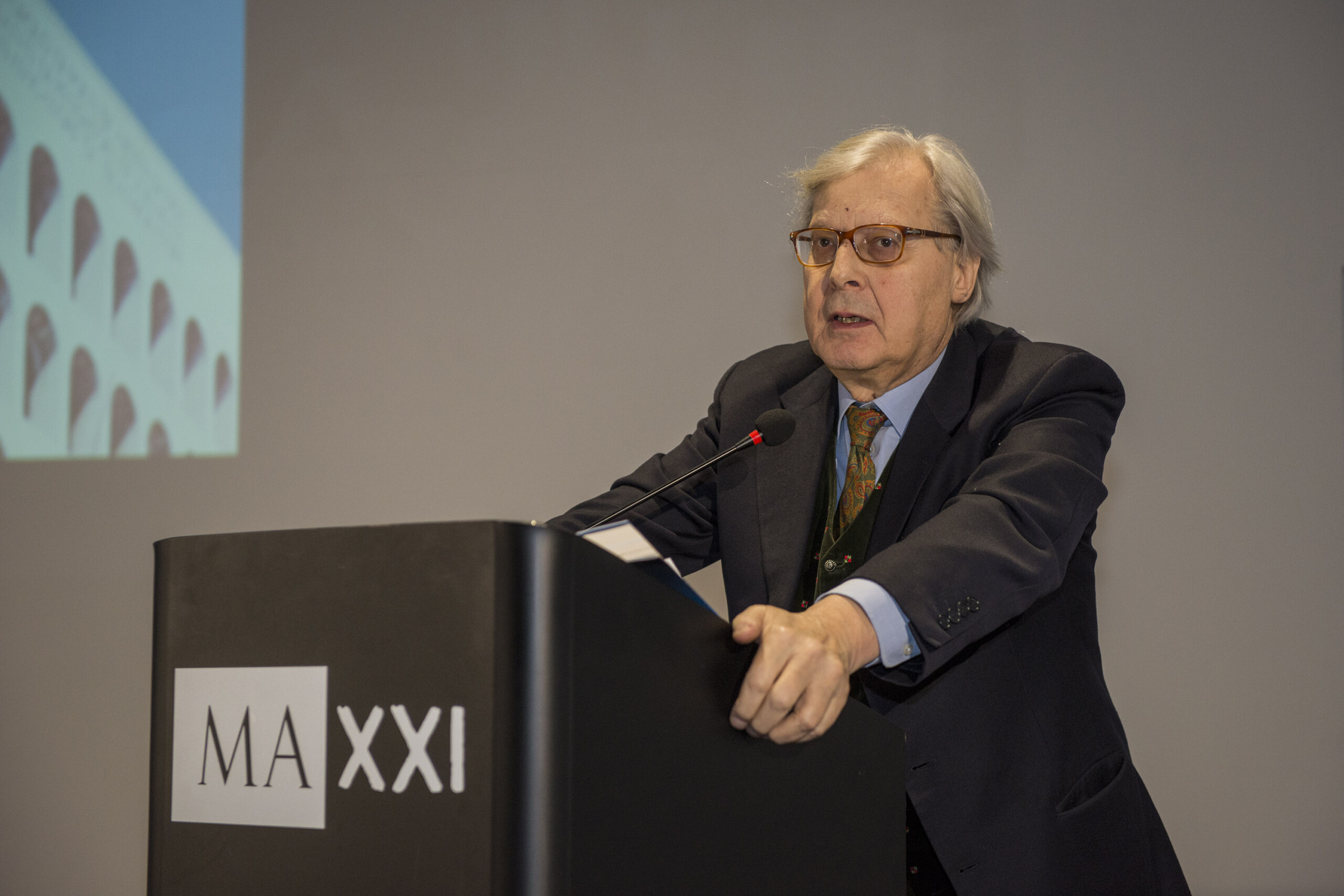 affaire sgarbi sa fille evelina sur la photo je vois un homme qui souffre scaled