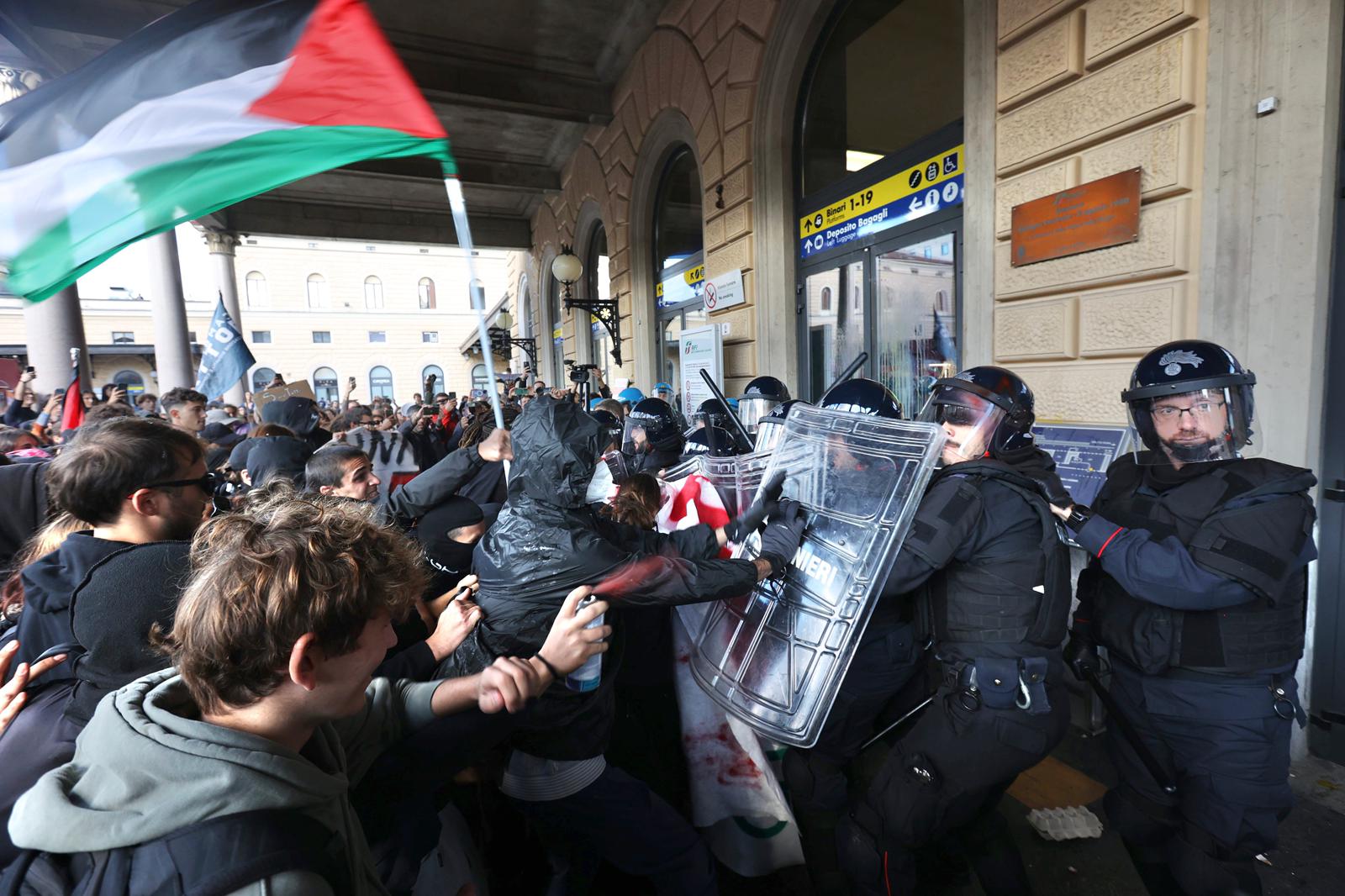 flotilla affrontements entre manifestants et policiers a la gare de bologne oeufs et fumigenes lances contre les forces de lordre