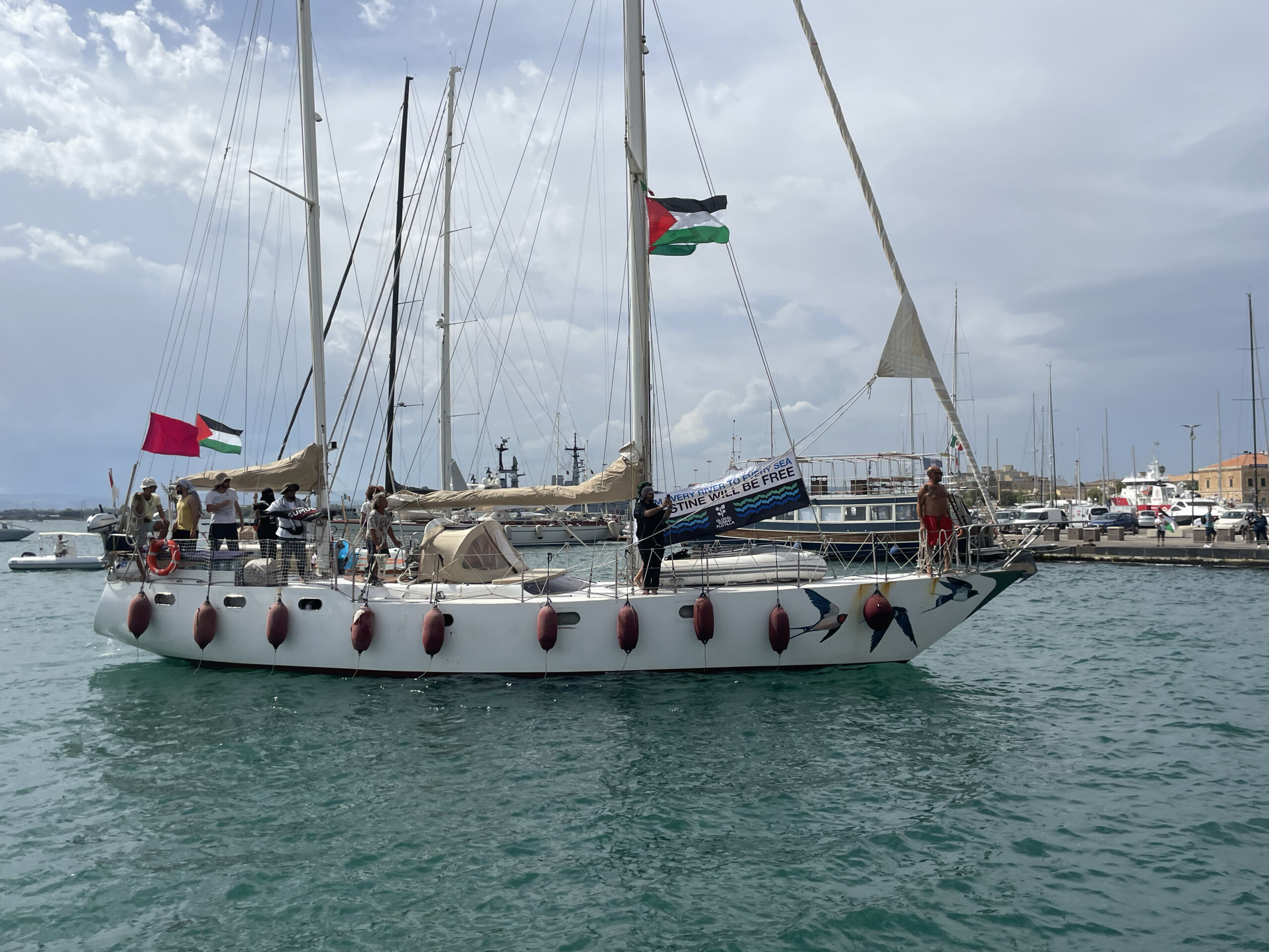 flottille environ 30 italiens arretes jusqua present scaled
