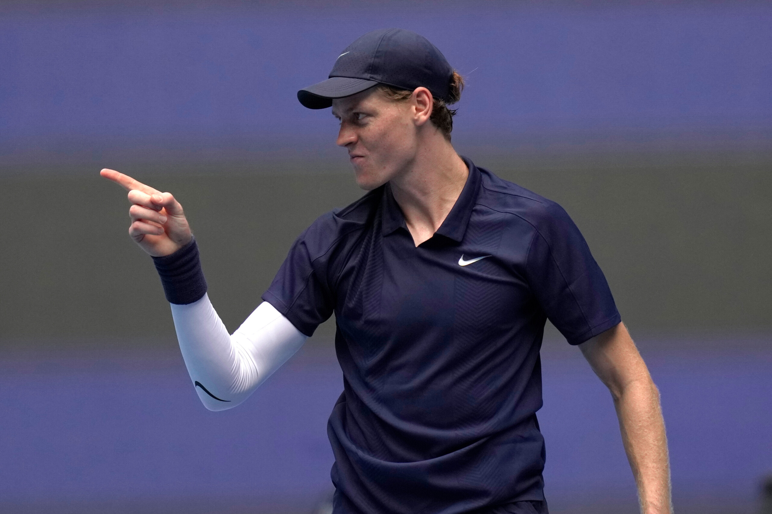 tennis shanghai rend hommage a sinner avec une statue en terre cuite scaled
