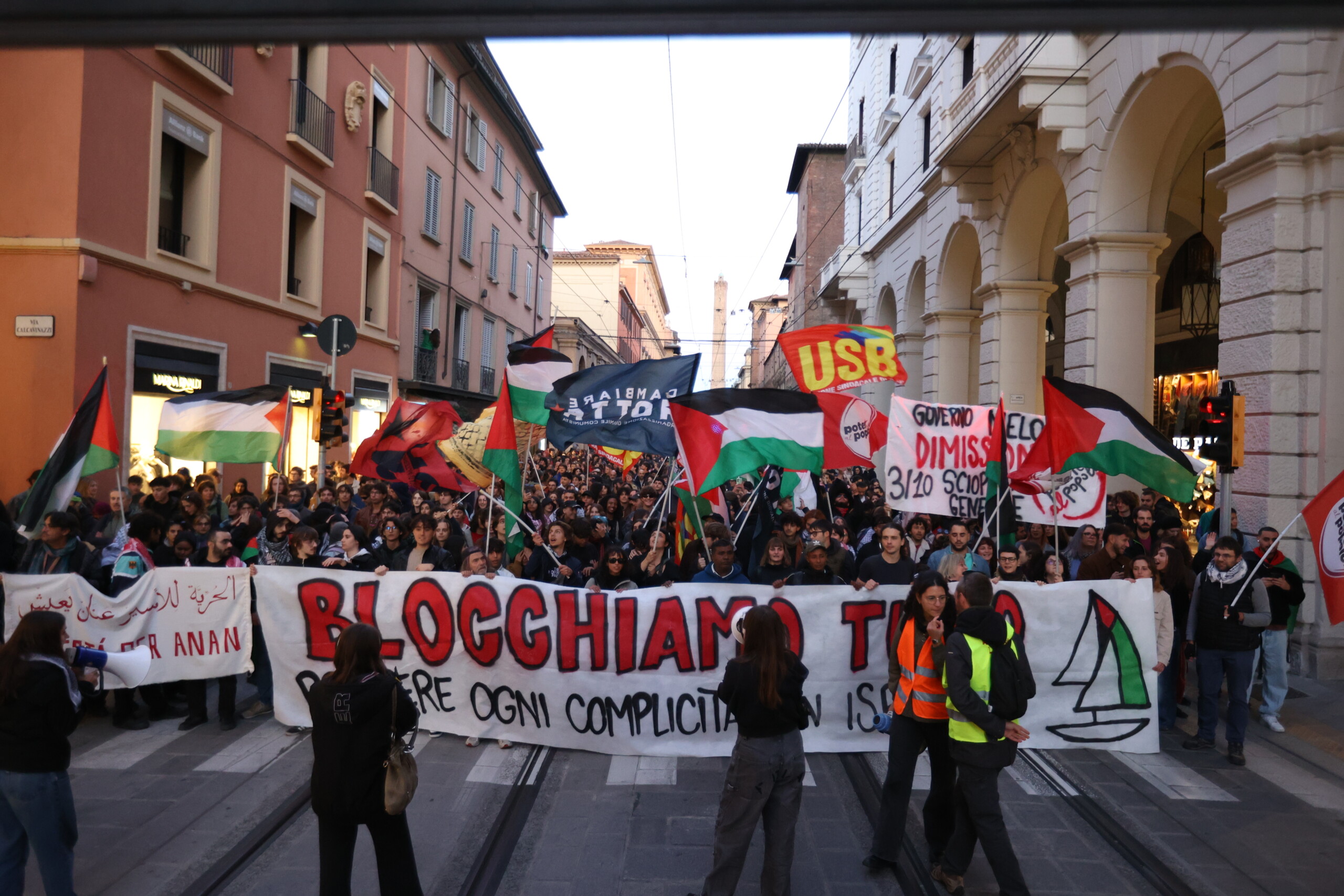 greve pour gaza tension a bologne entre la police et les manifestants pres de la tangenziale scaled