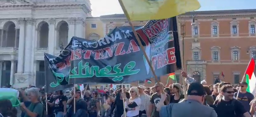 cortege a rome banderole faisant leloge du 7 octobre chant bombardons tel aviv