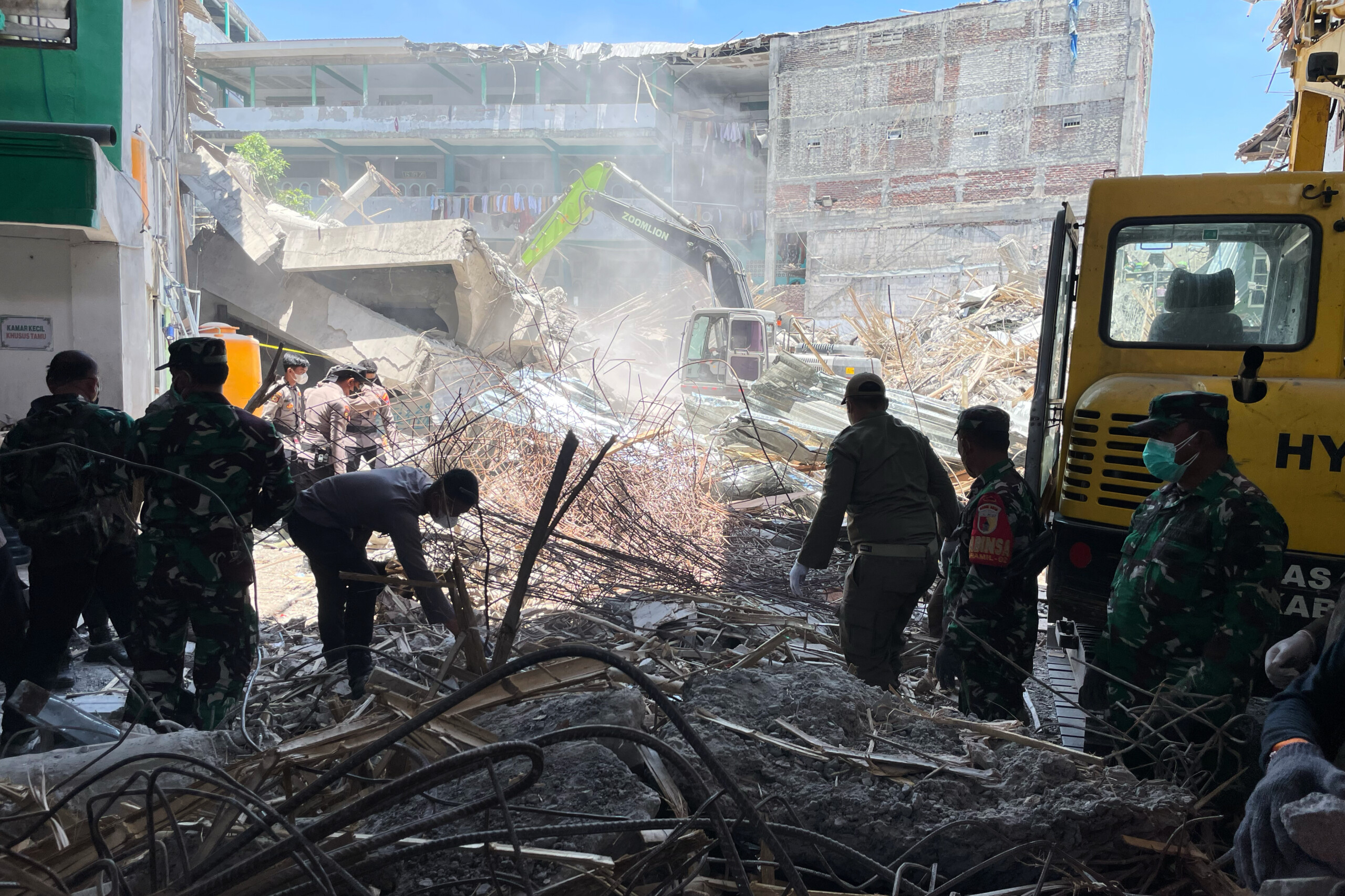 indonesie le bilan de leffondrement dune ecole seleve a 37 victimes scaled