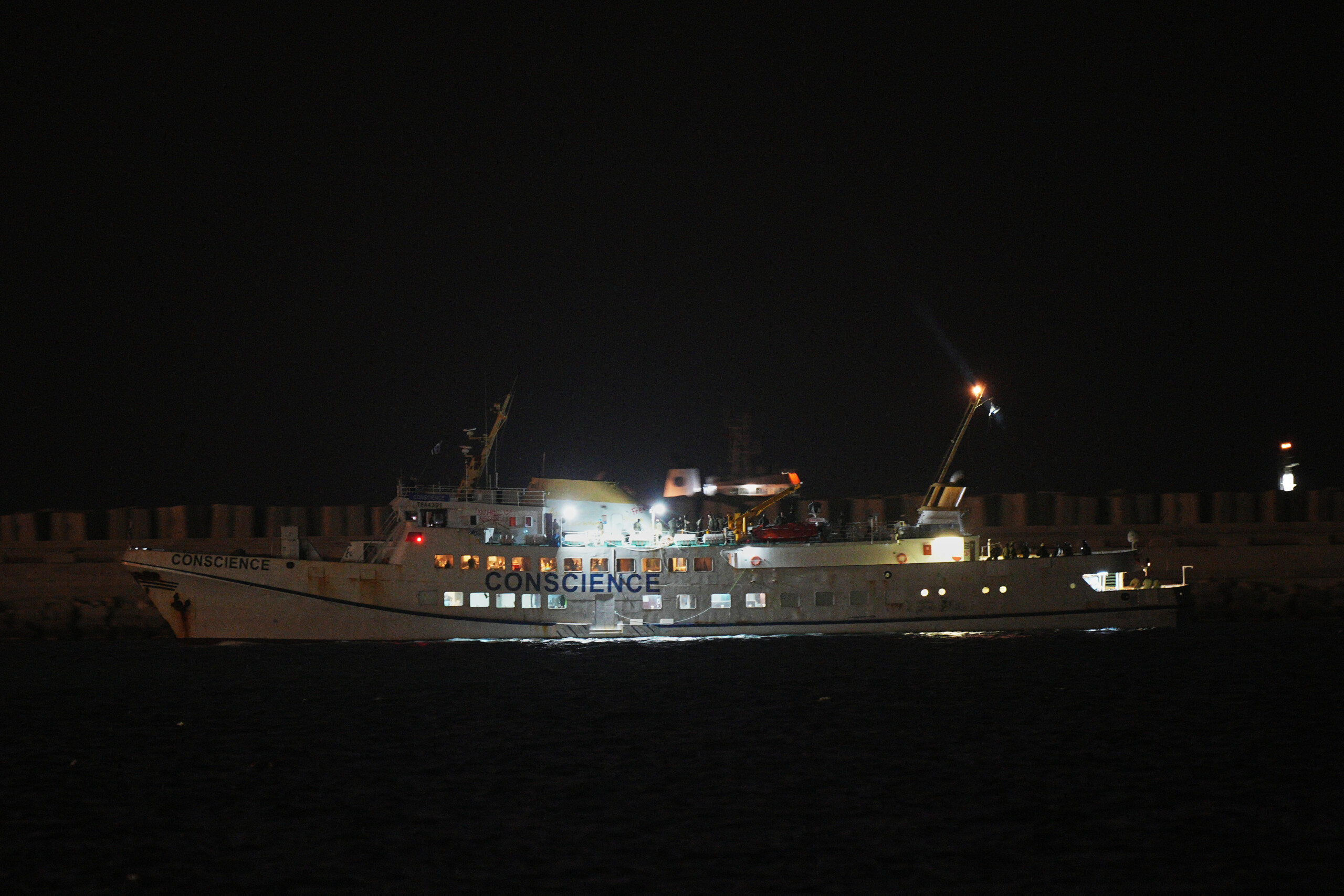 flottille les italiens sont en bonne sante sept dentre eux signent leur feuille de route scaled
