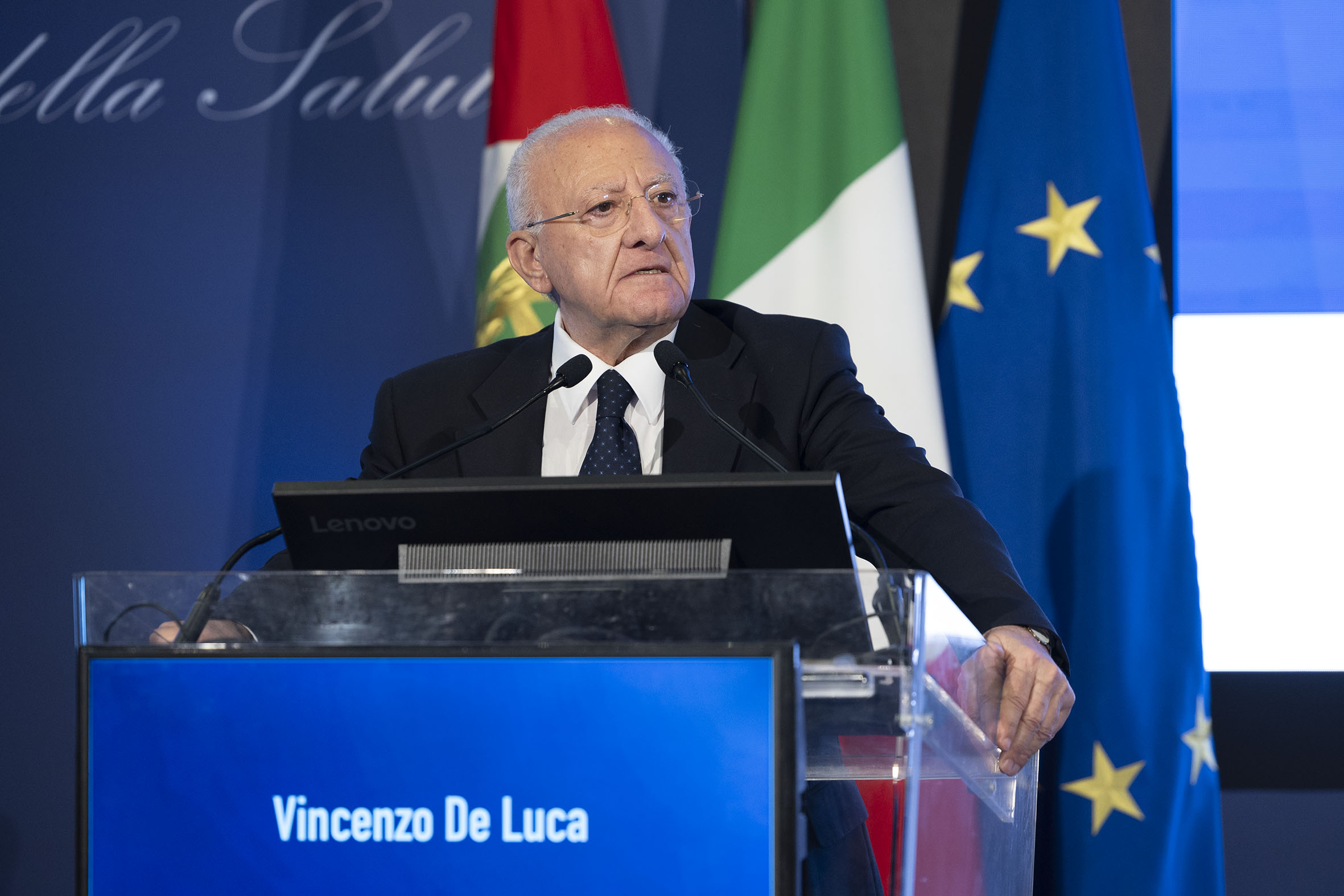 centre gauche de luca percu comme un corps etranger a la societe