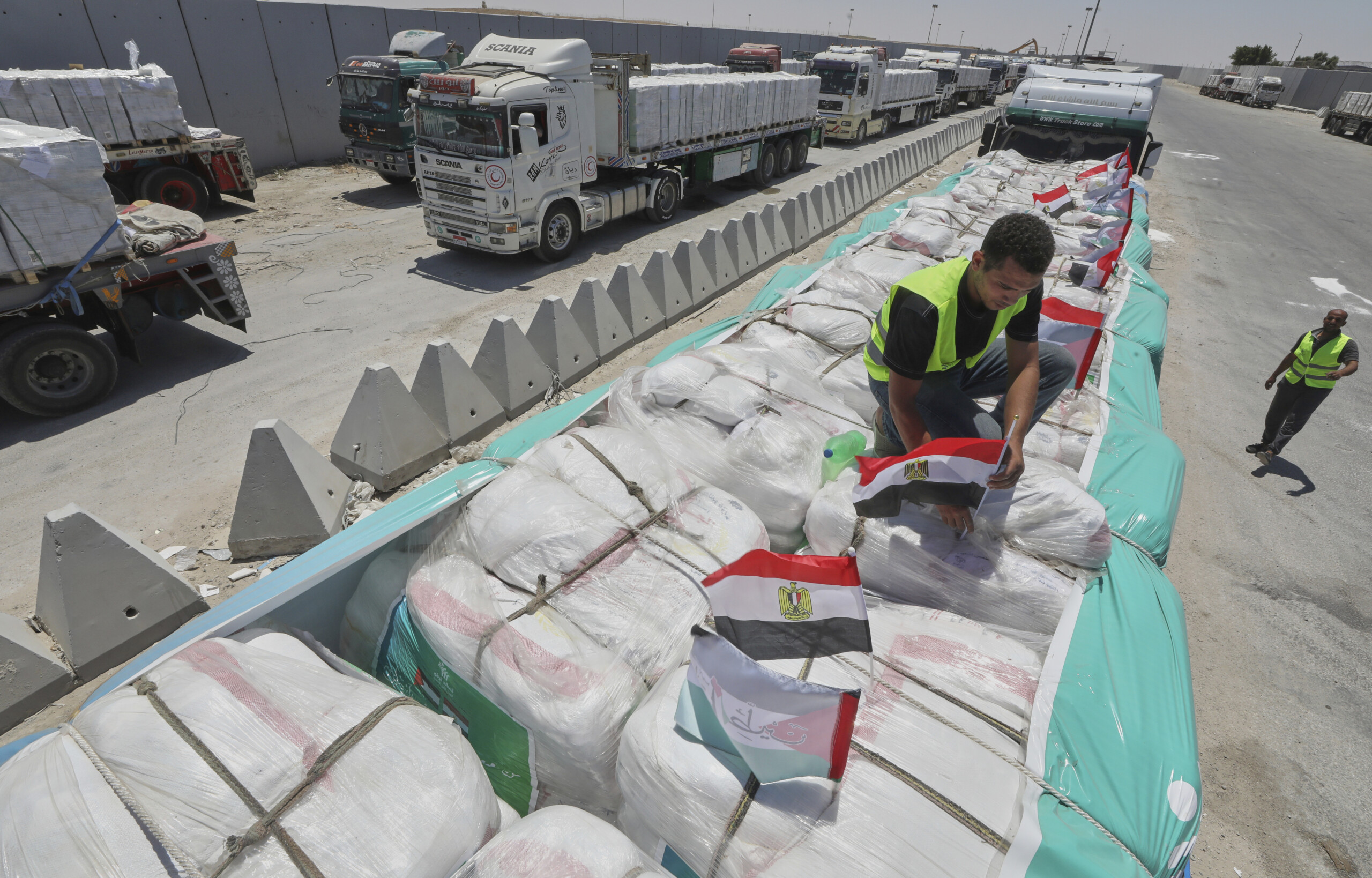 gaza des camions daide humanitaire franchissent les points de passage scaled