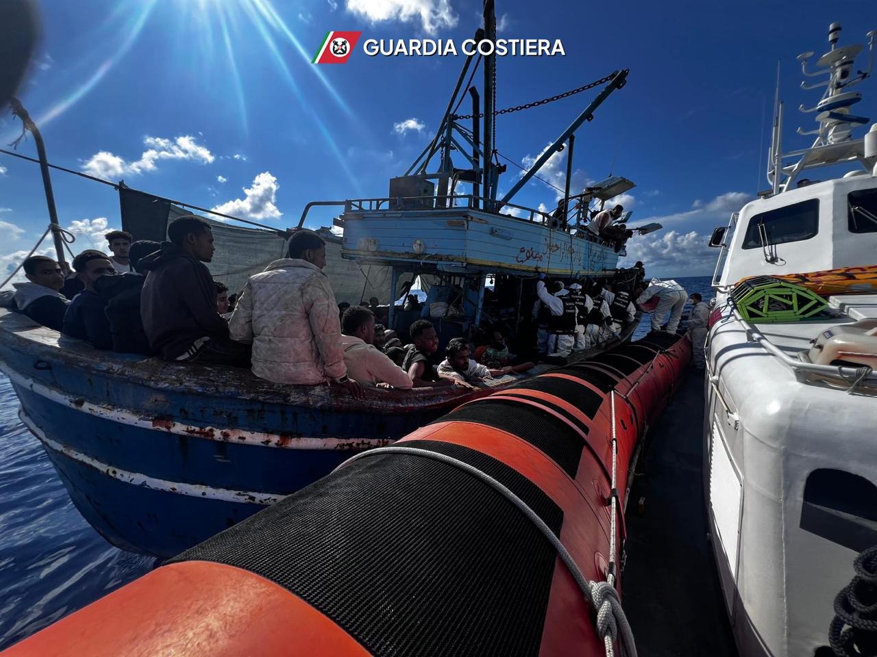 migrants 140 debarques a pozzallo 3 blesses lors dune attaque armee en mer
