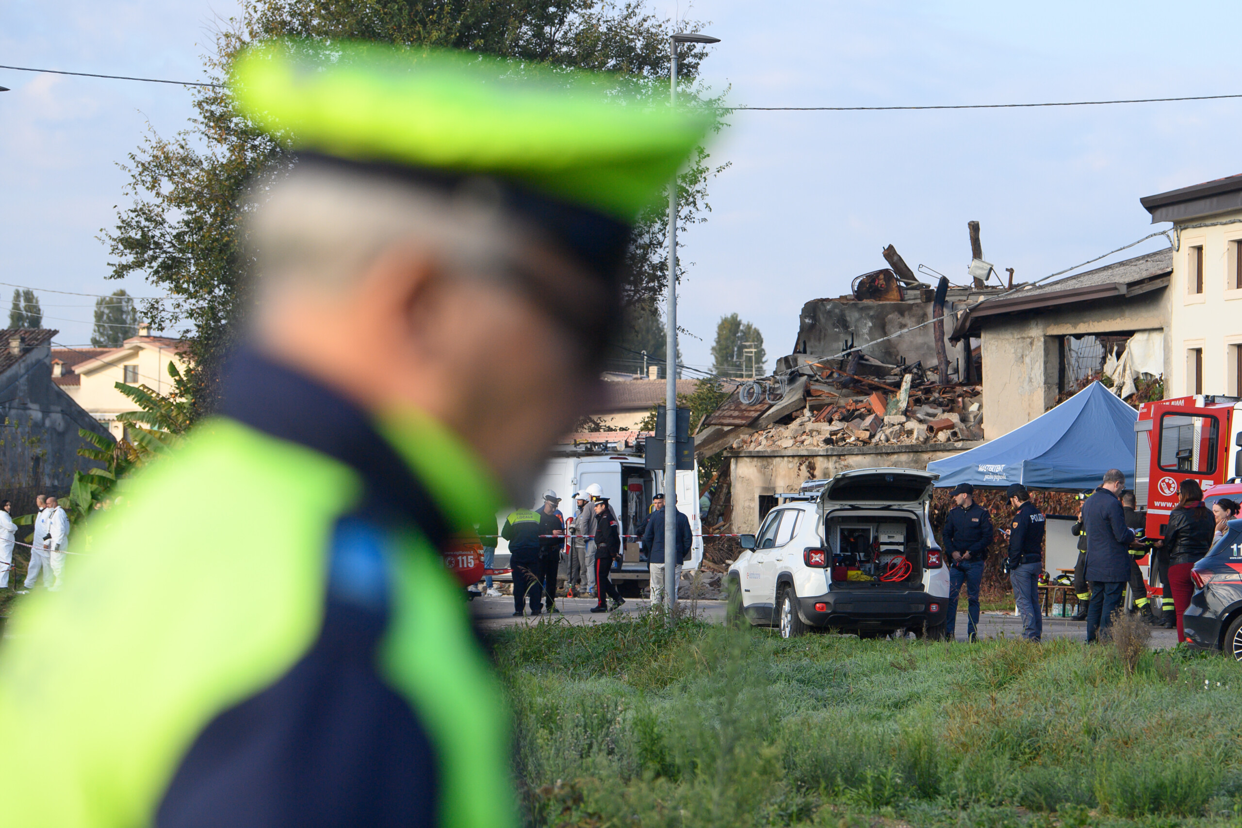 explosion a verone les inspections revelent des restes de molotov et des bouteilles de gaz scaled