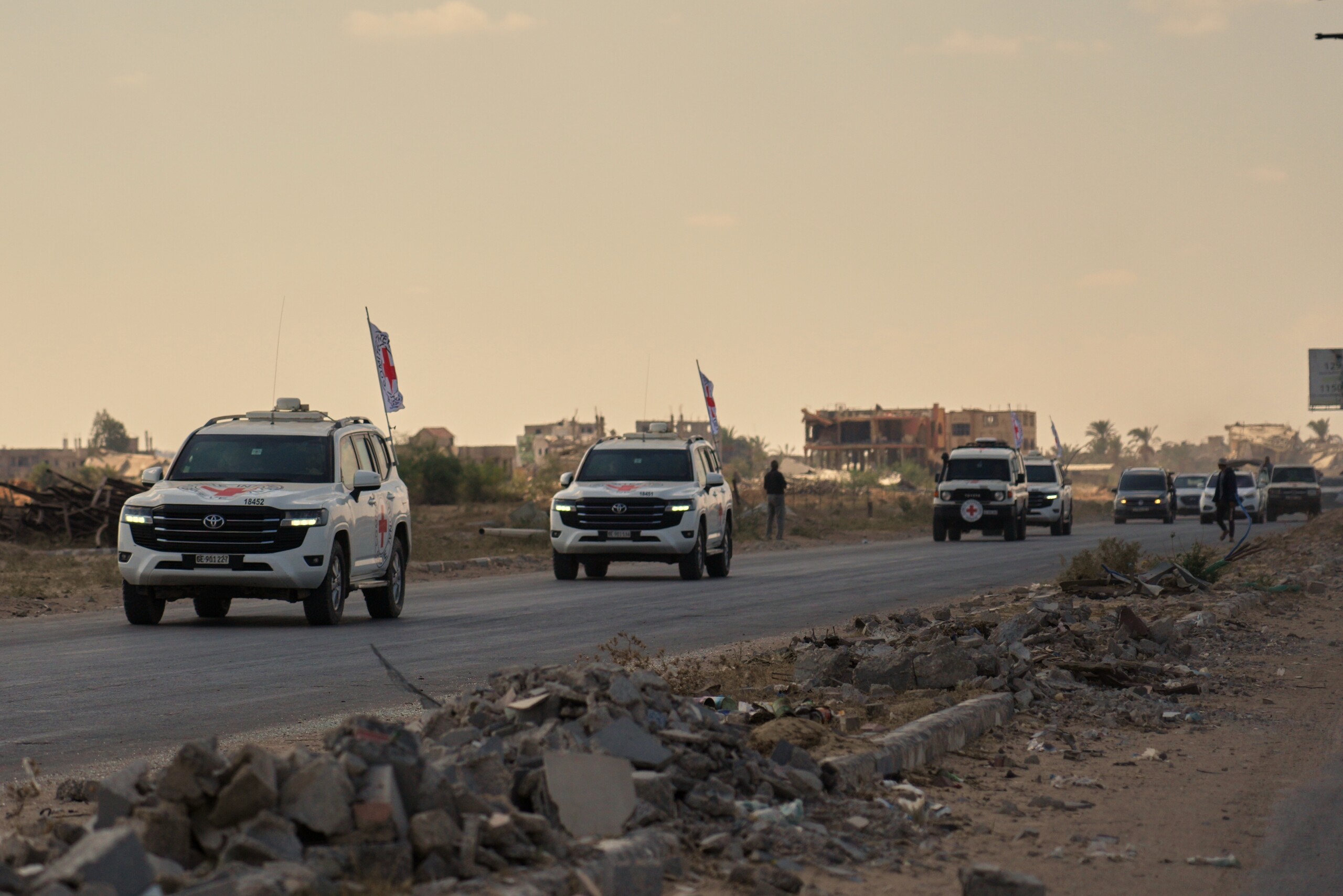 gaza deux cercueils contenant les corps des otages remis a tsahal scaled