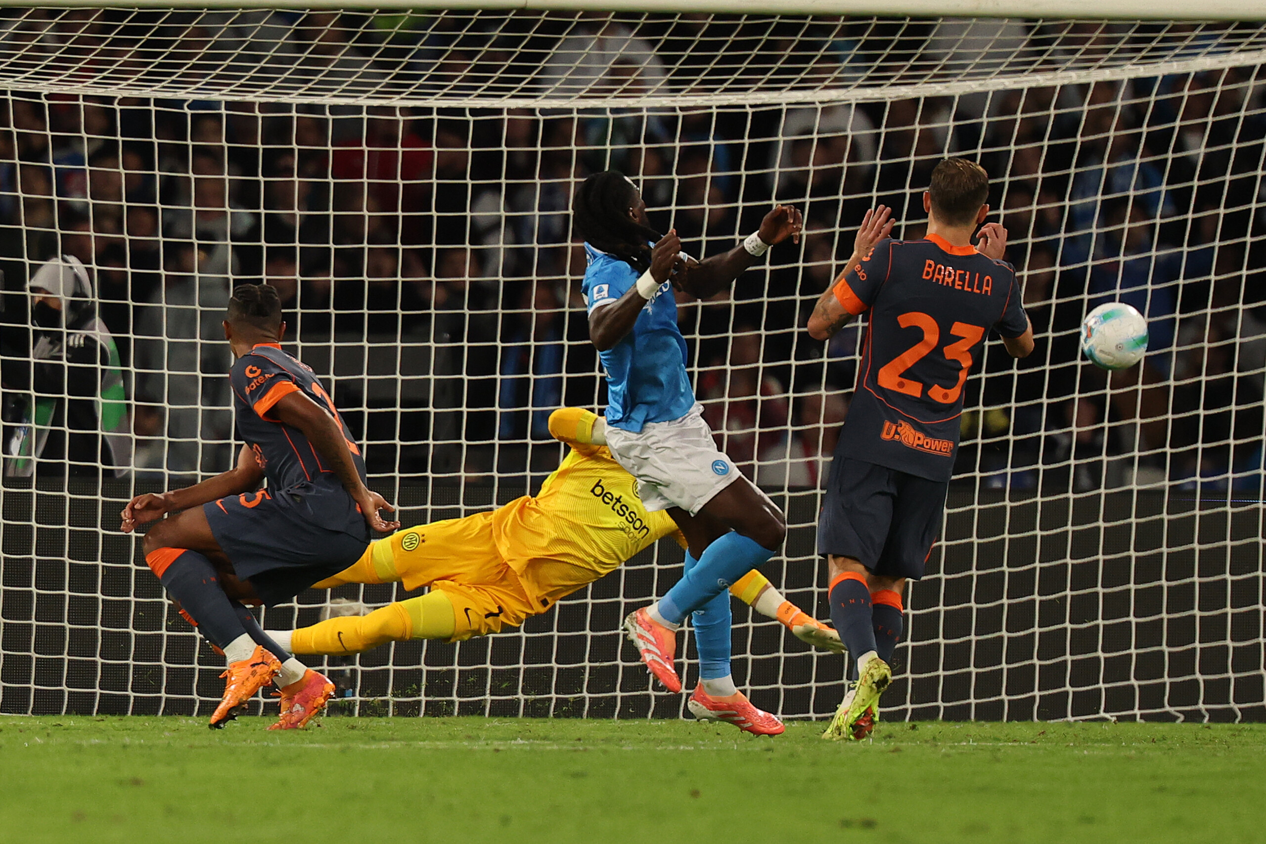 Football : Serie A, Naples-Inter 3-1, les Napolitains seuls en tête 1 football serie a naples inter 3 1 les napolitains seuls en tete scaled